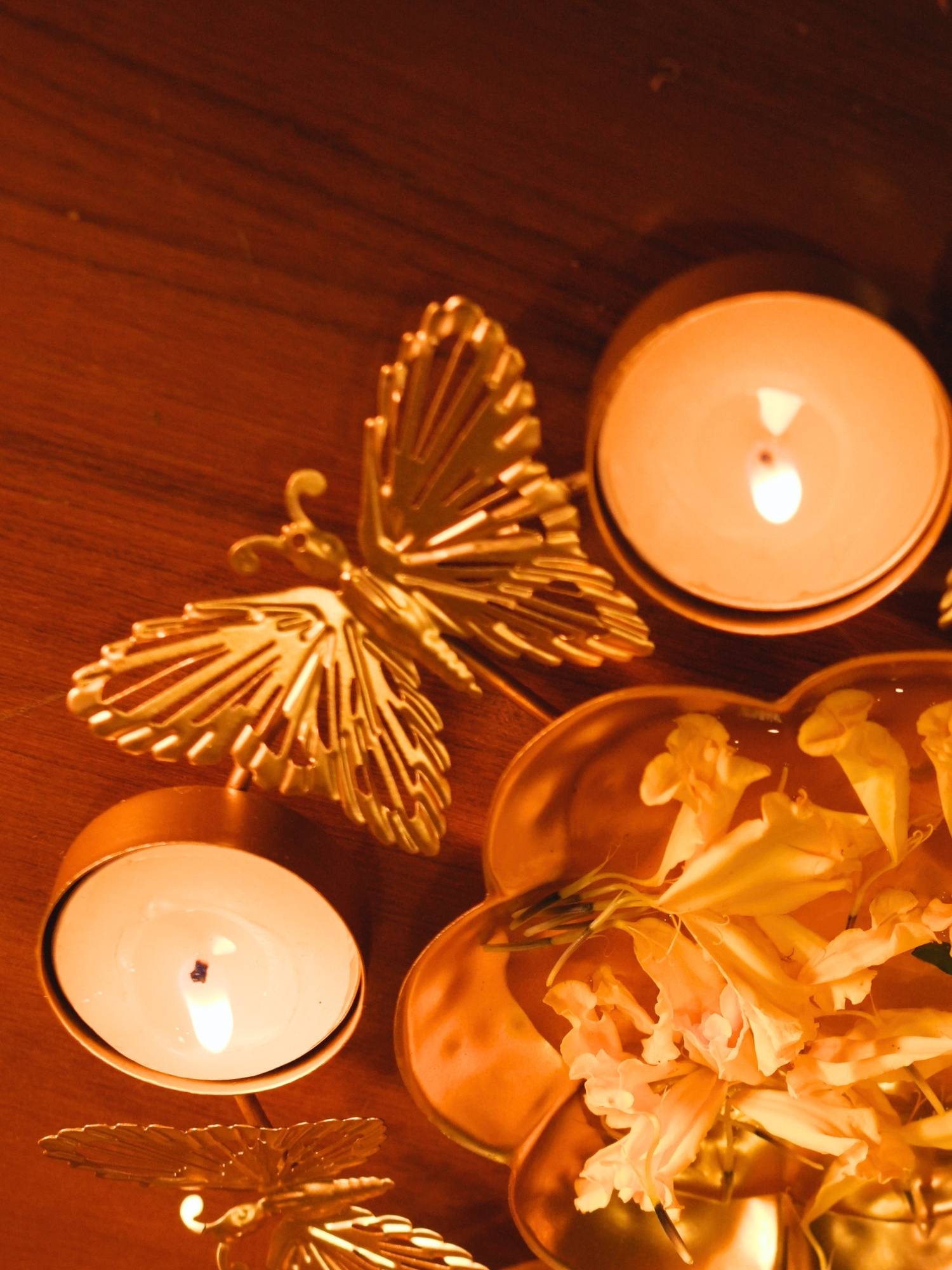 Metal golden urli - used for making your decor more attractive and beautiful