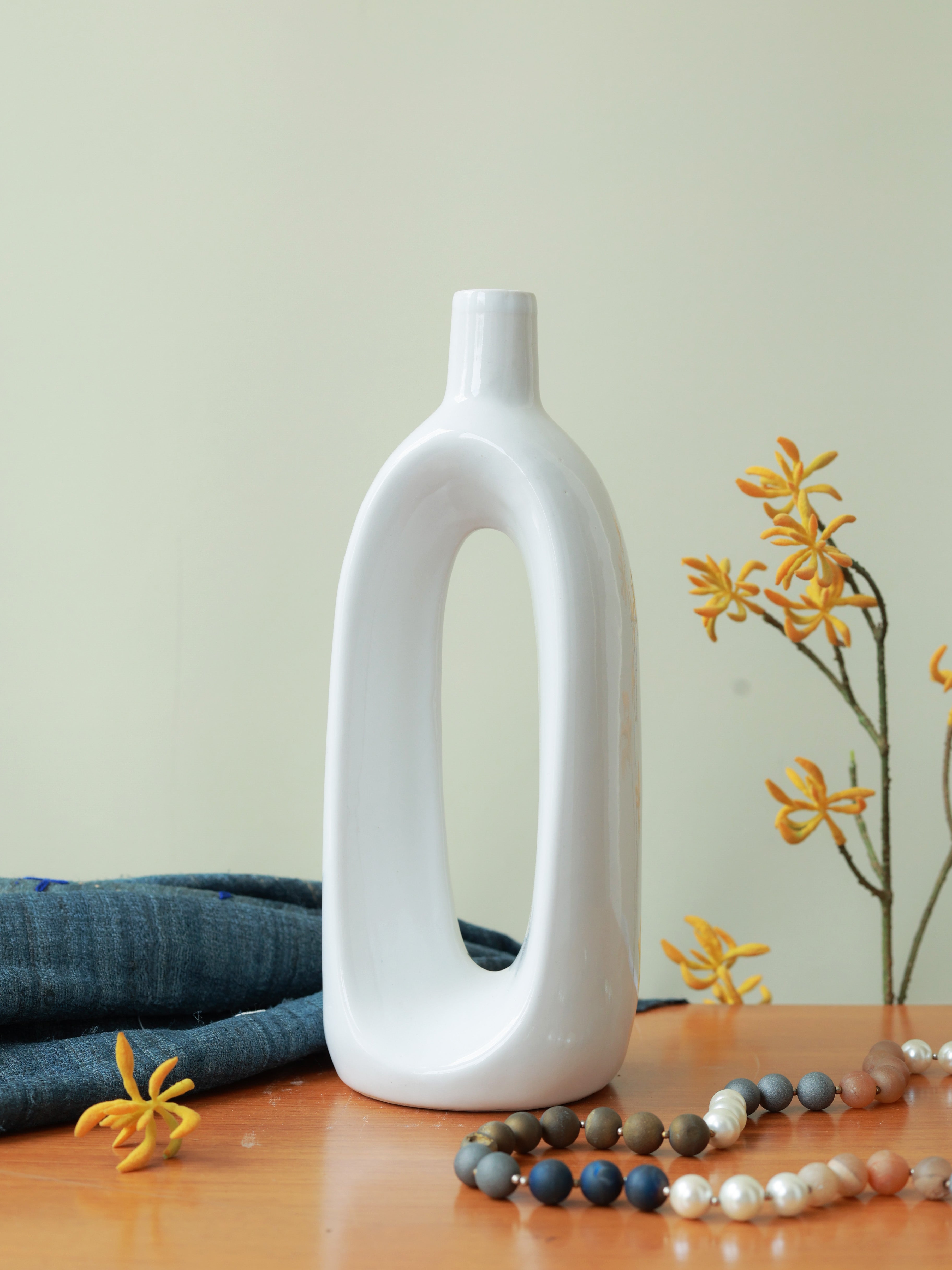 Piharwa Harmony Loop Vase – White