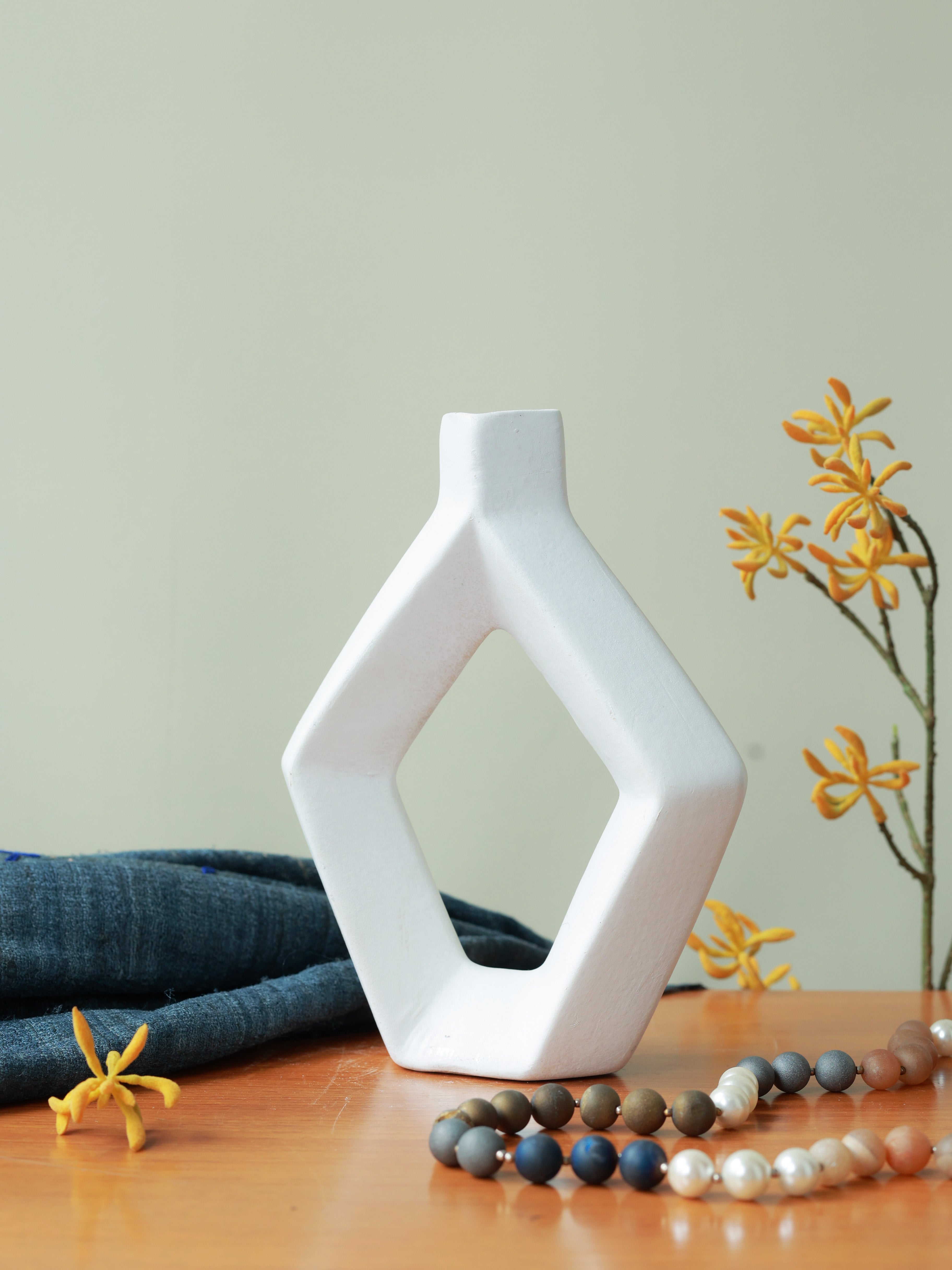 Piharwa Minimal Geometric Vase - White