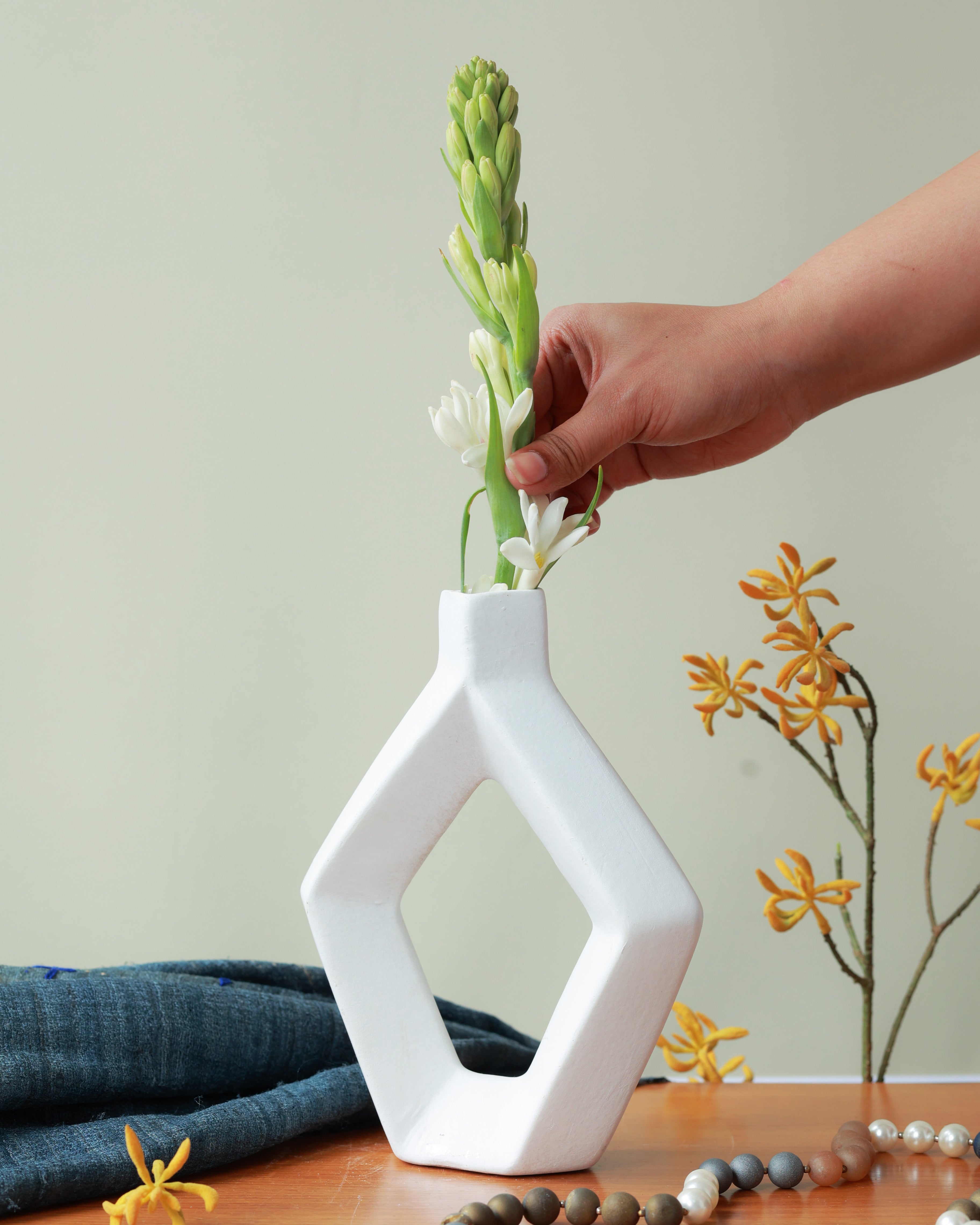 Piharwa Minimal Geometric Vase - White
