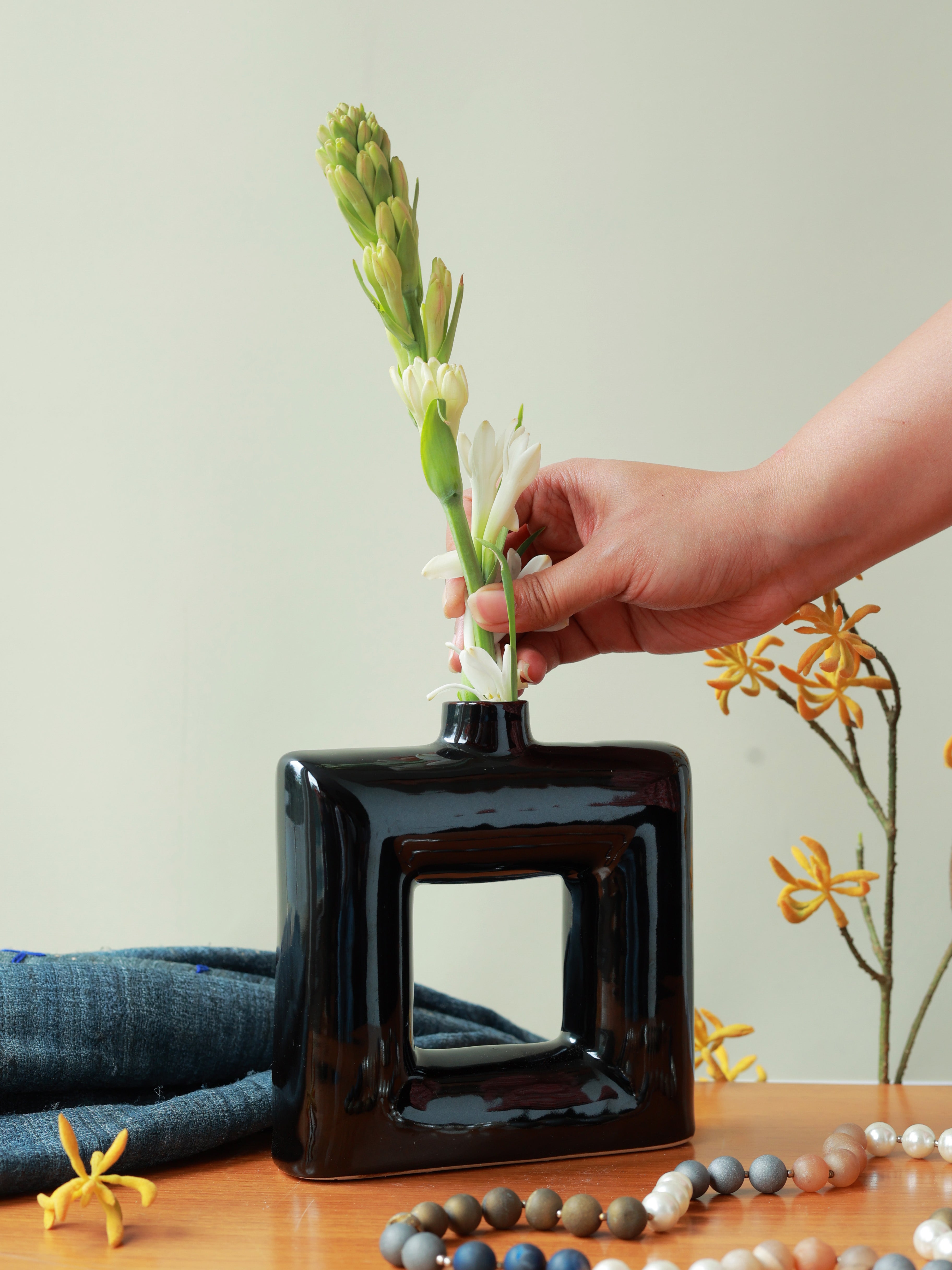 Piharwa Open Frame Vase – Black