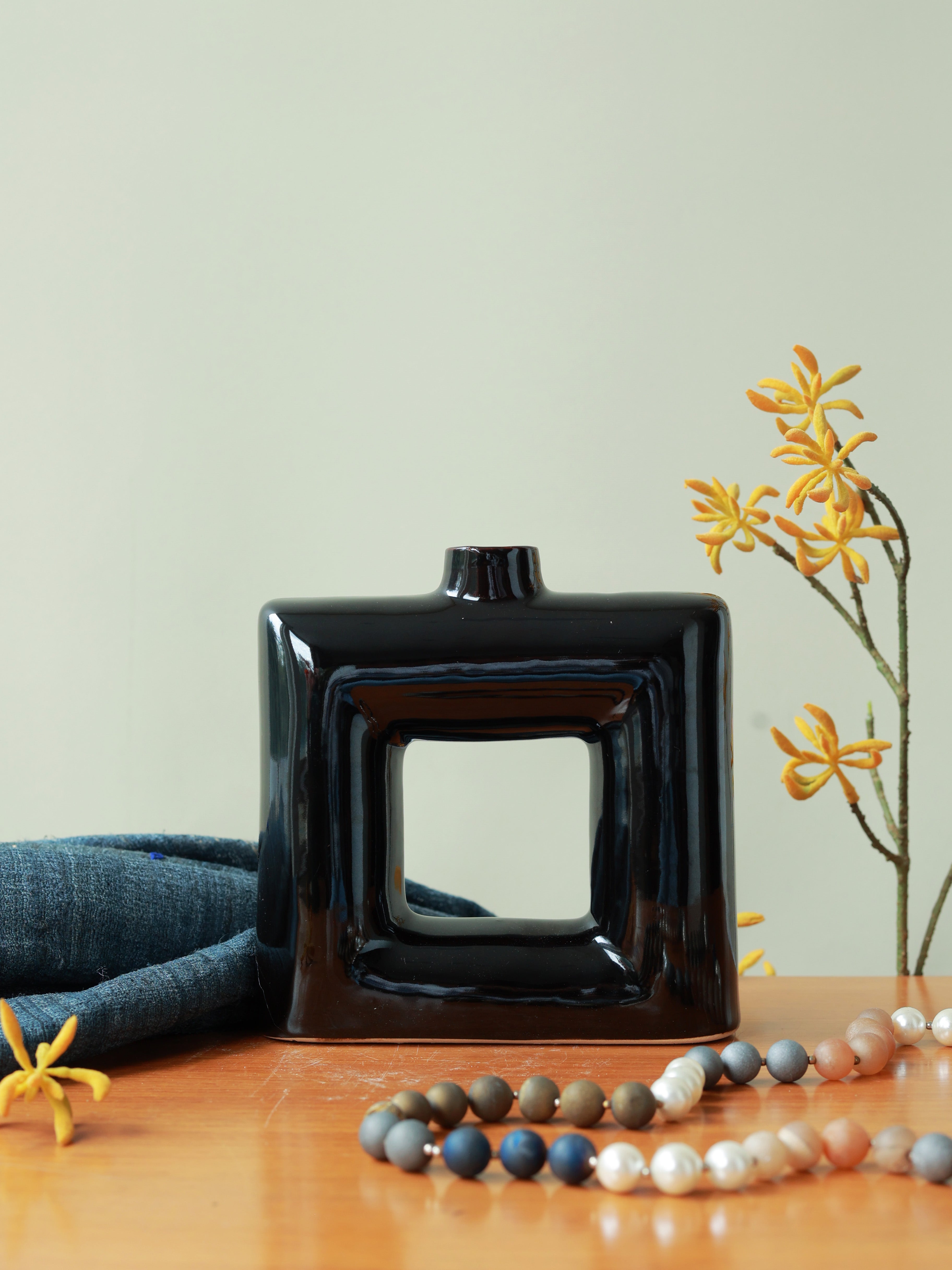 Piharwa Open Frame Vase – Black
