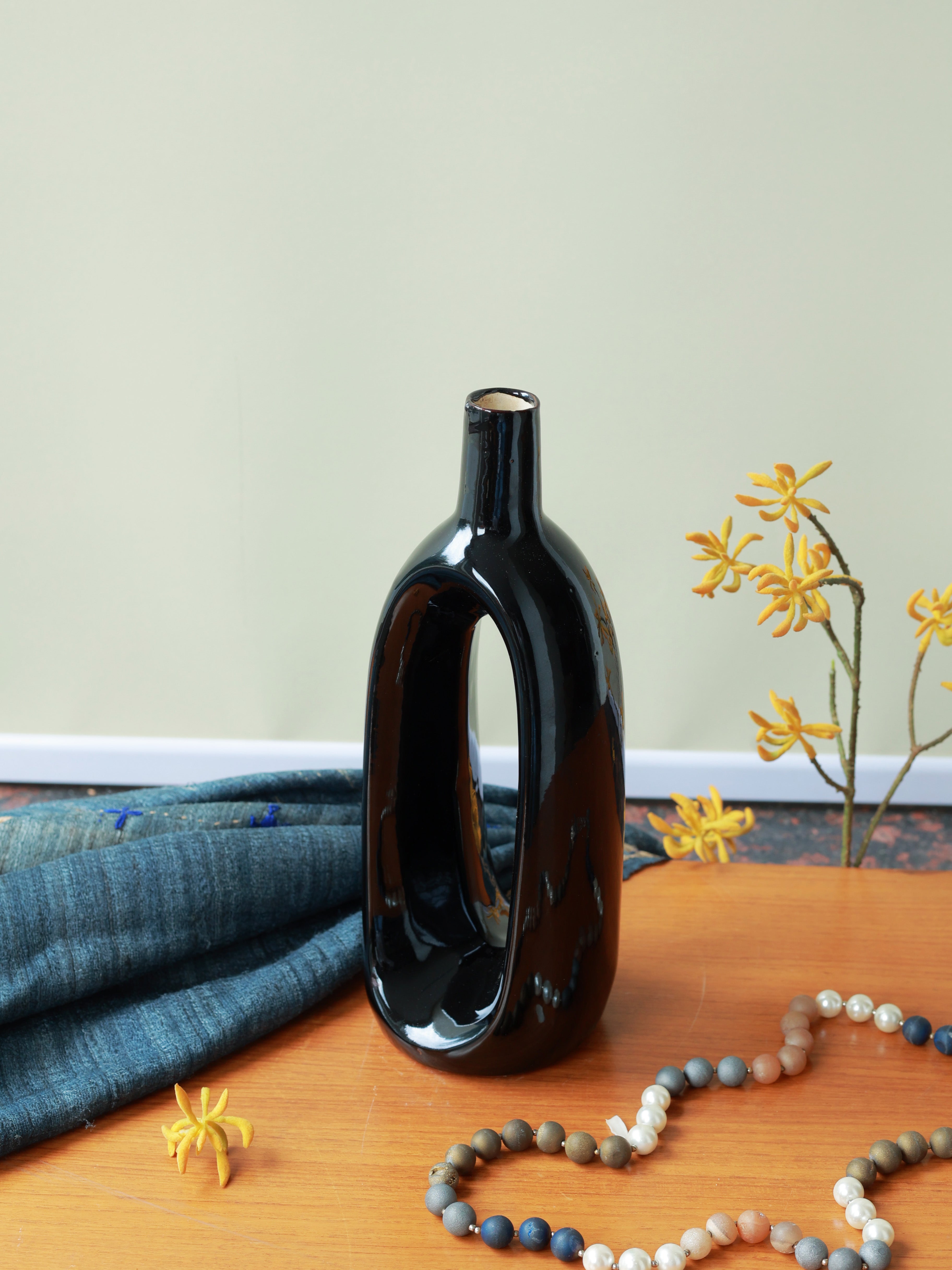 Piharwa Harmony Loop Vase – Black