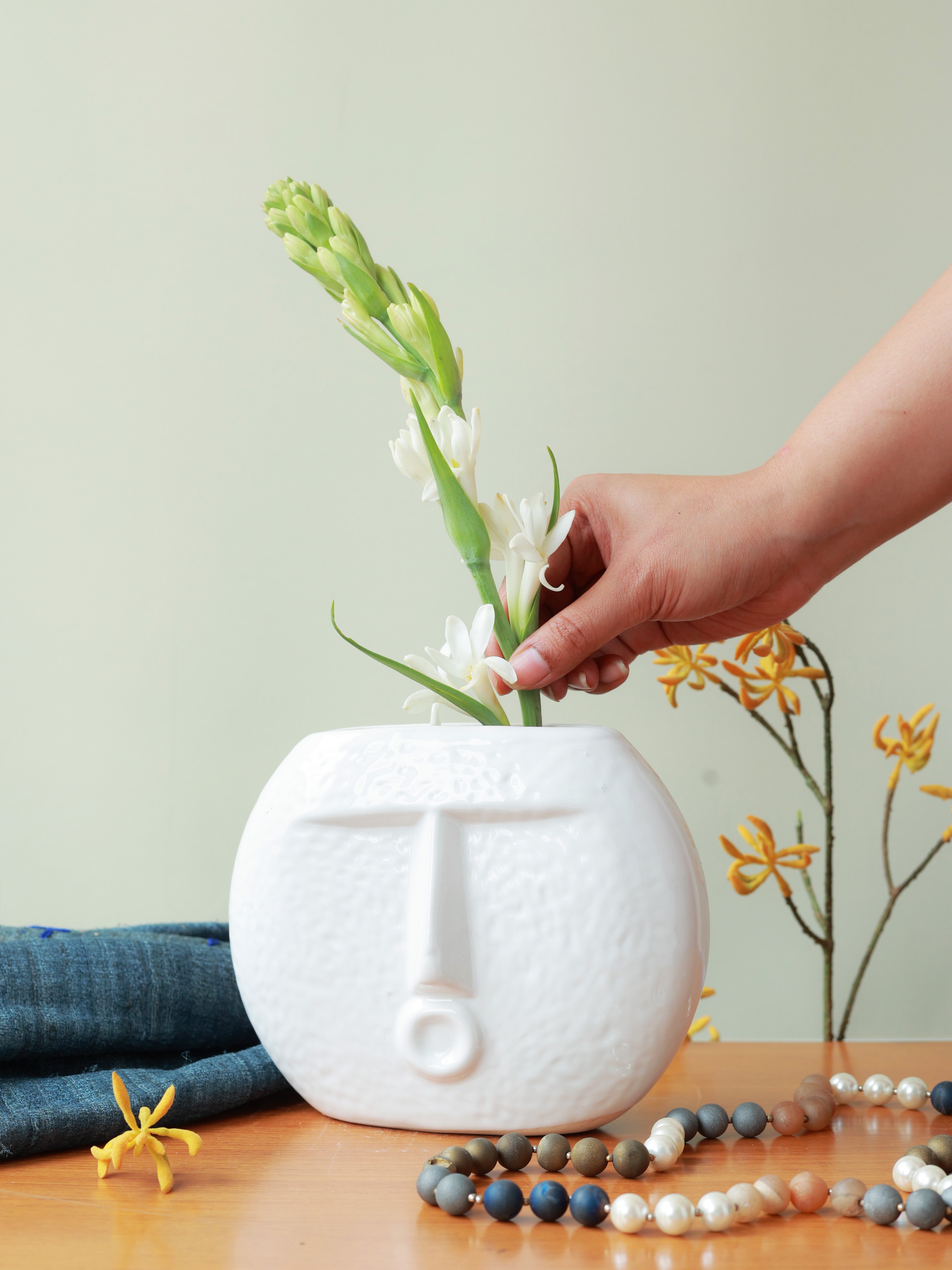Piharwa Nirvana Face Pot - White