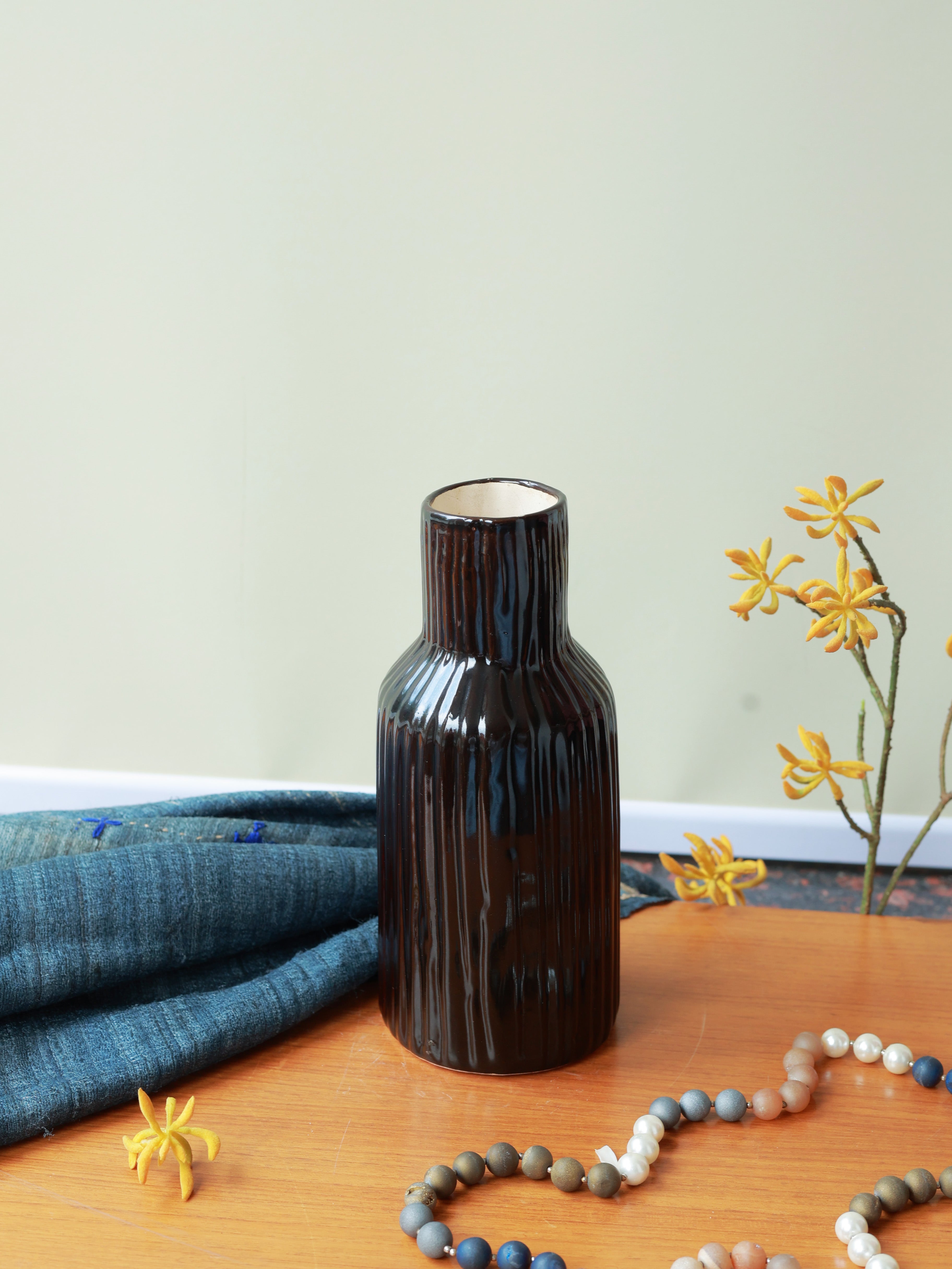 Piharwa Ivory Ribbed Vase - Black