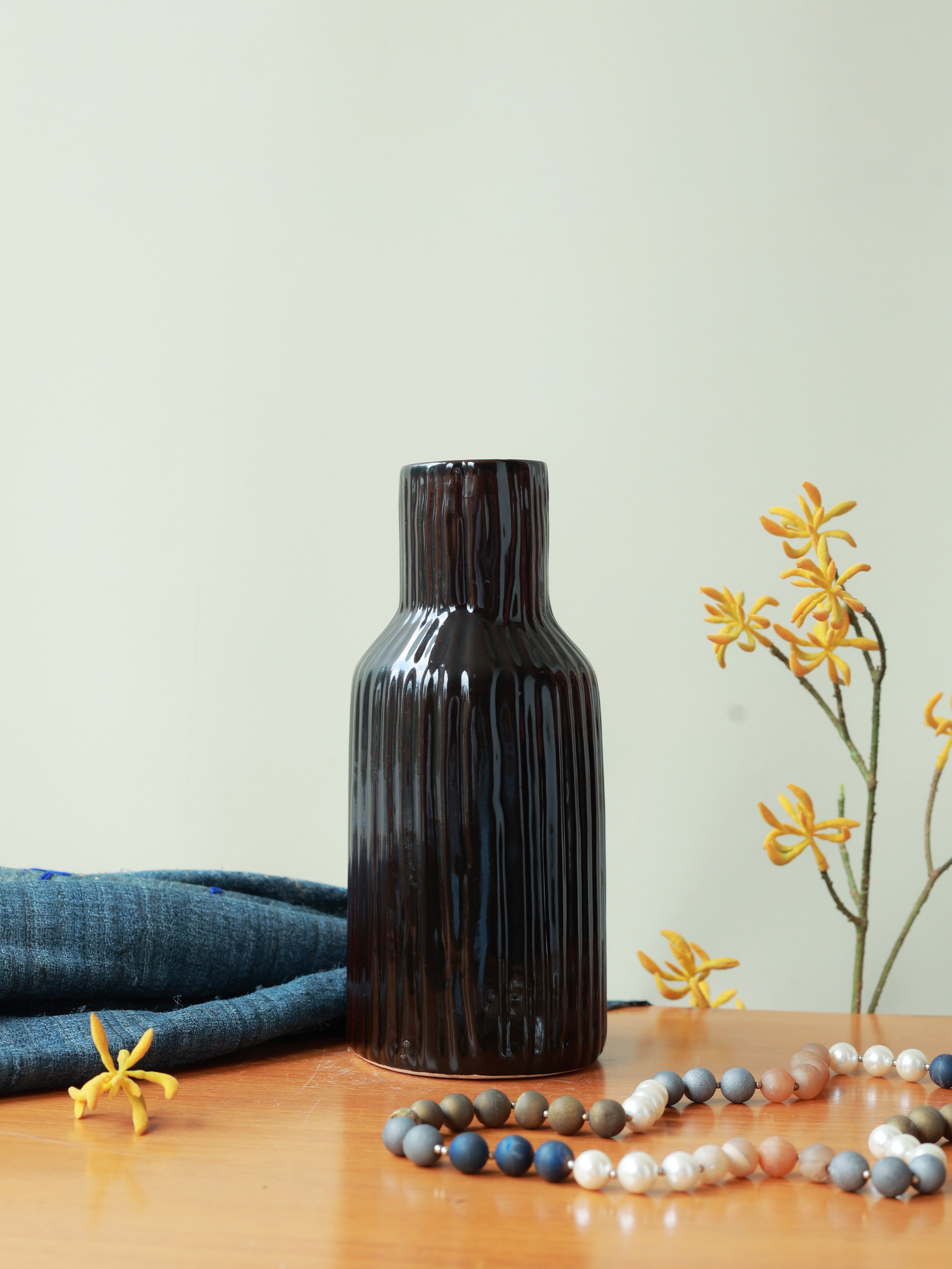 Piharwa Ivory Ribbed Vase - Black