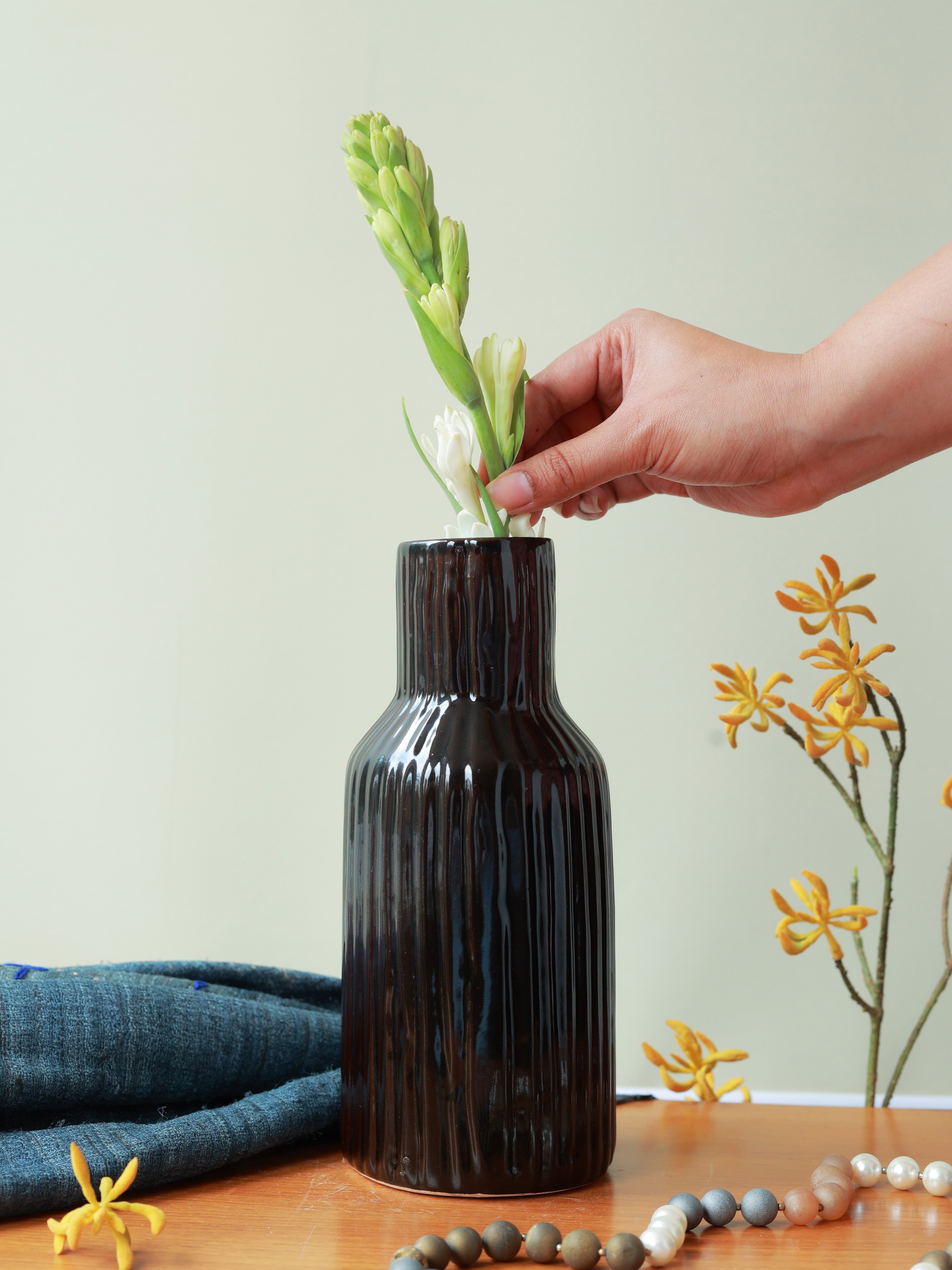Piharwa Ivory Ribbed Vase - Black