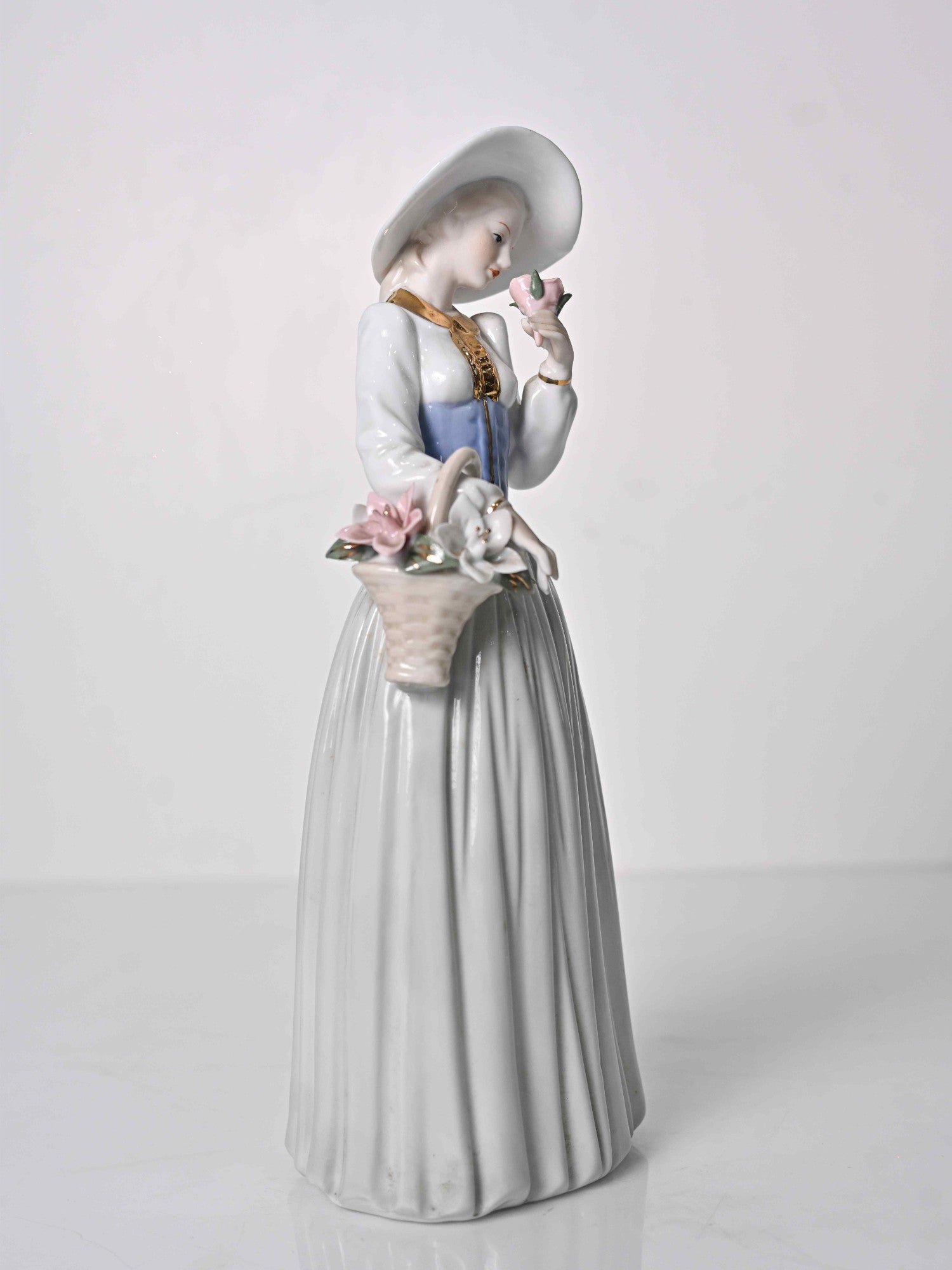 Elements of Piharwa Ceramic Italian lady