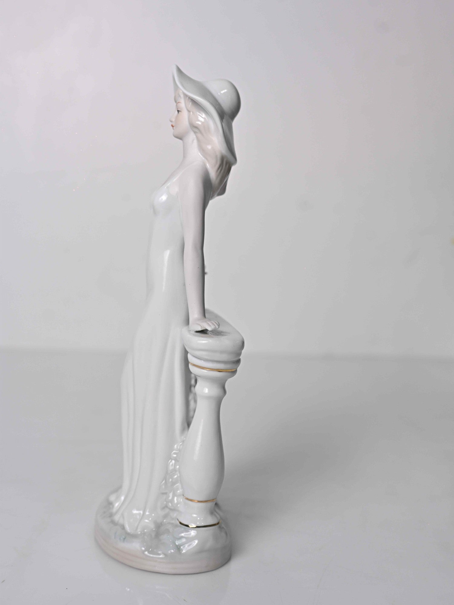 Elements of Piharwa Porcelain Italian lady