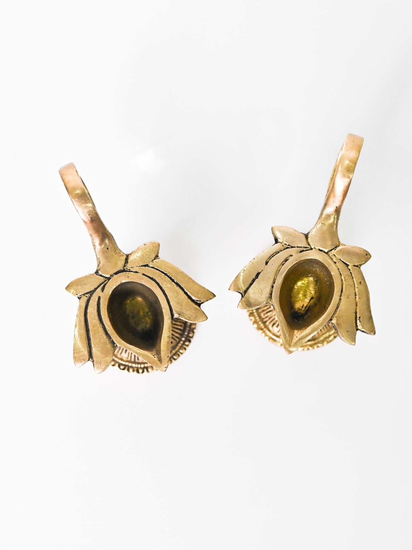 Elements of Piharwa Lotus Aarti diya (Brass) [ Set of Two ]