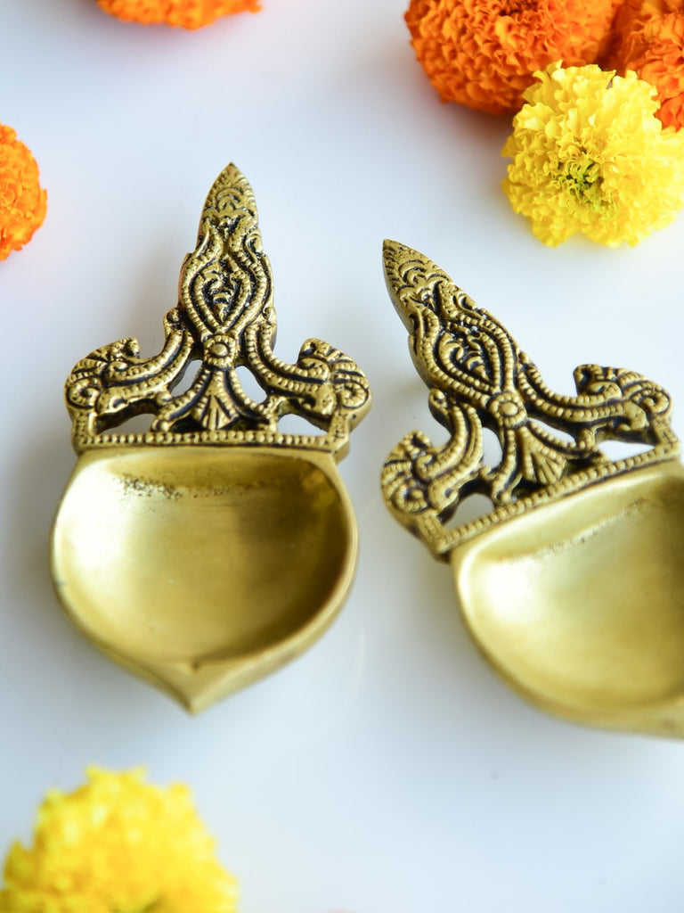 Elements of Piharwa Traditional Handcrafted Aarti Diya (Brass)