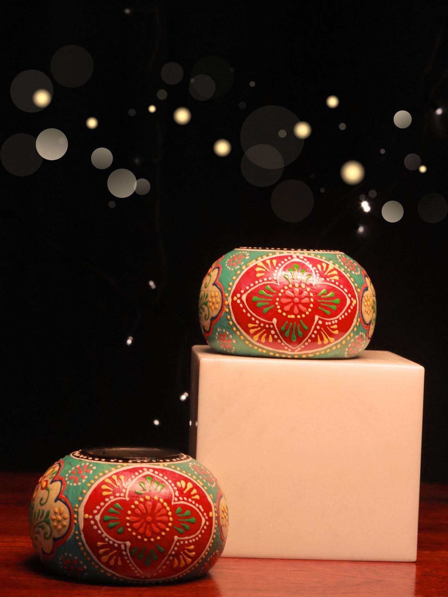 A handpainted wooden tealight holder, a perfect piece to hold a tealight and to add a colour pop to the decor.