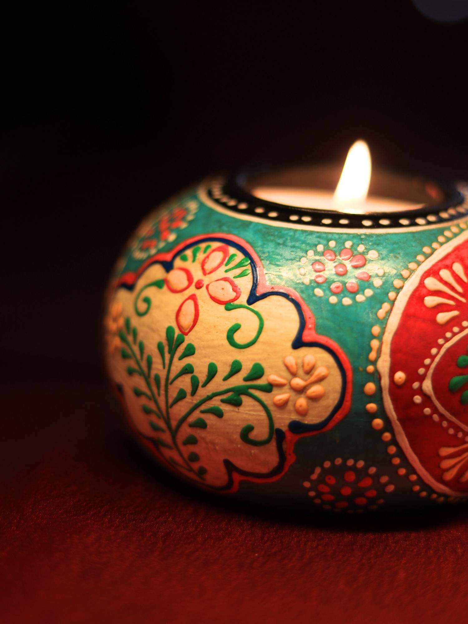A handpainted wooden tealight holder, a perfect piece to hold a tealight and to add a colour pop to the decor.