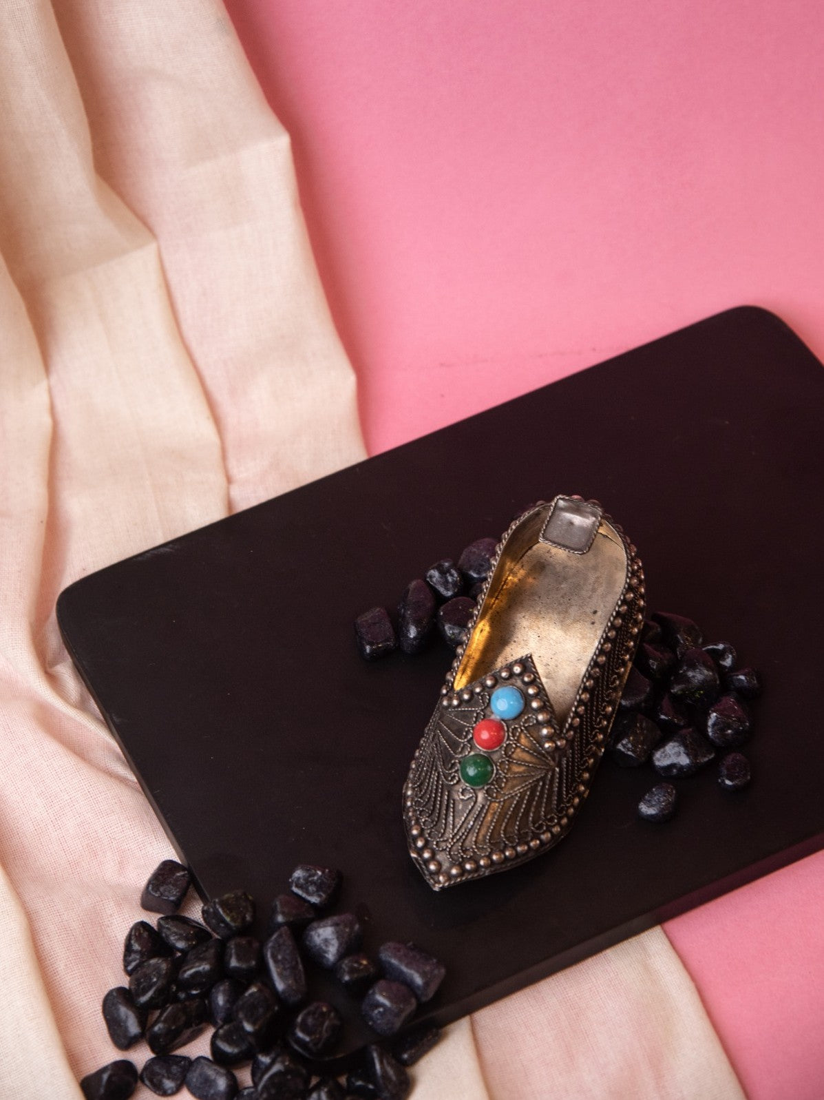 Elements of Piharwa Metalic Shoe Ash Tray