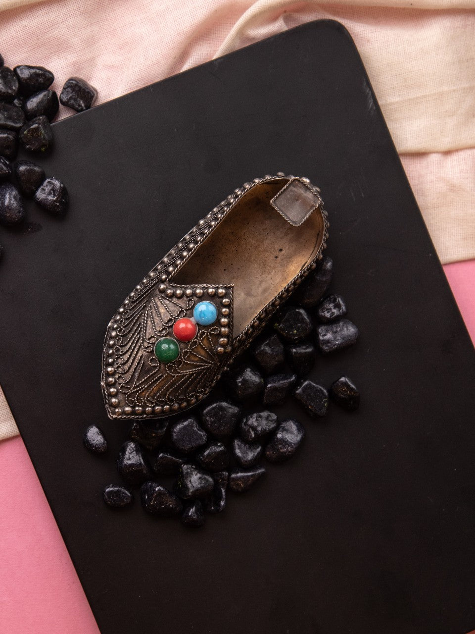 Elements of Piharwa Metalic Shoe Ash Tray