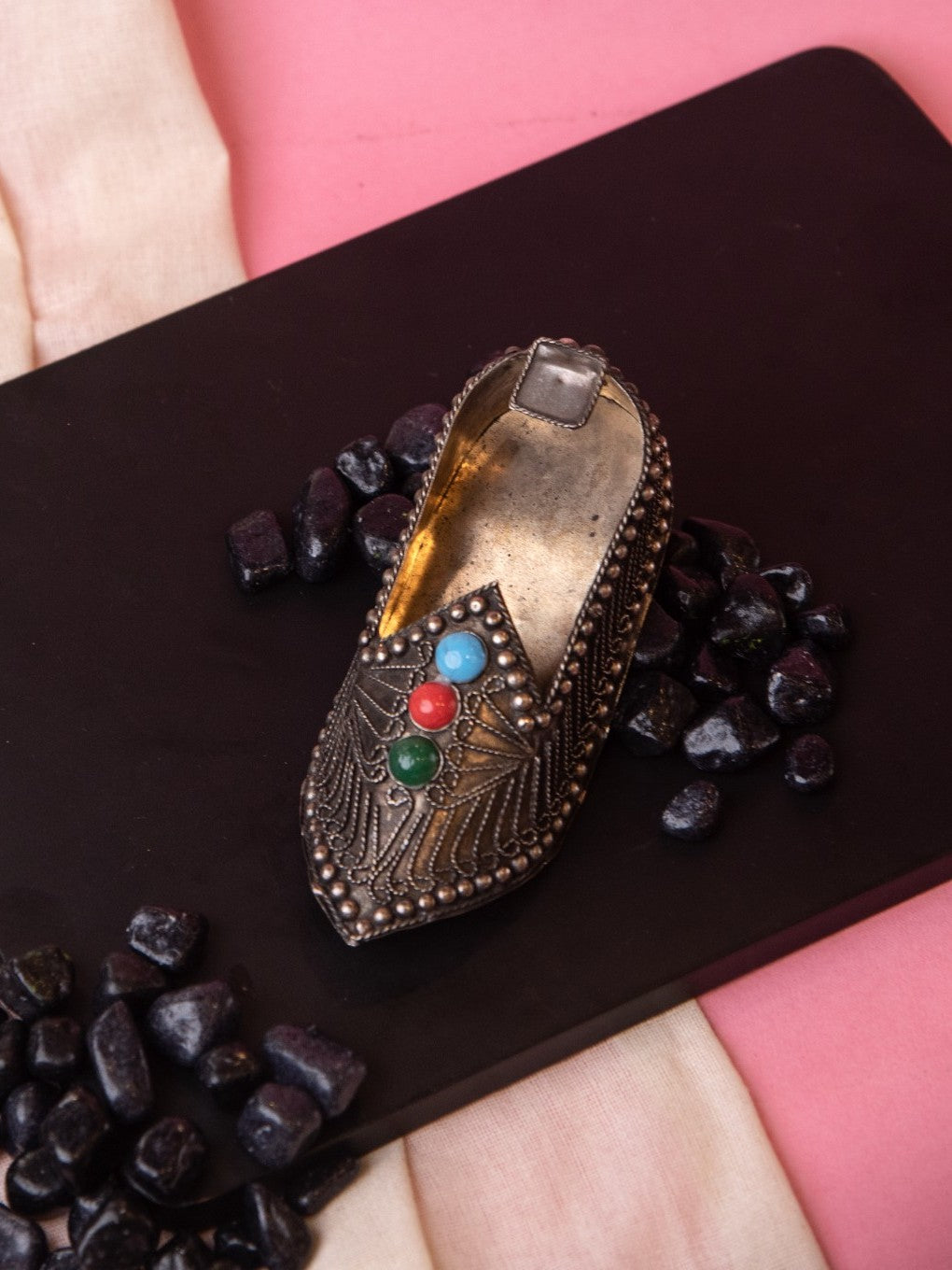 Elements of Piharwa Metalic Shoe Ash Tray