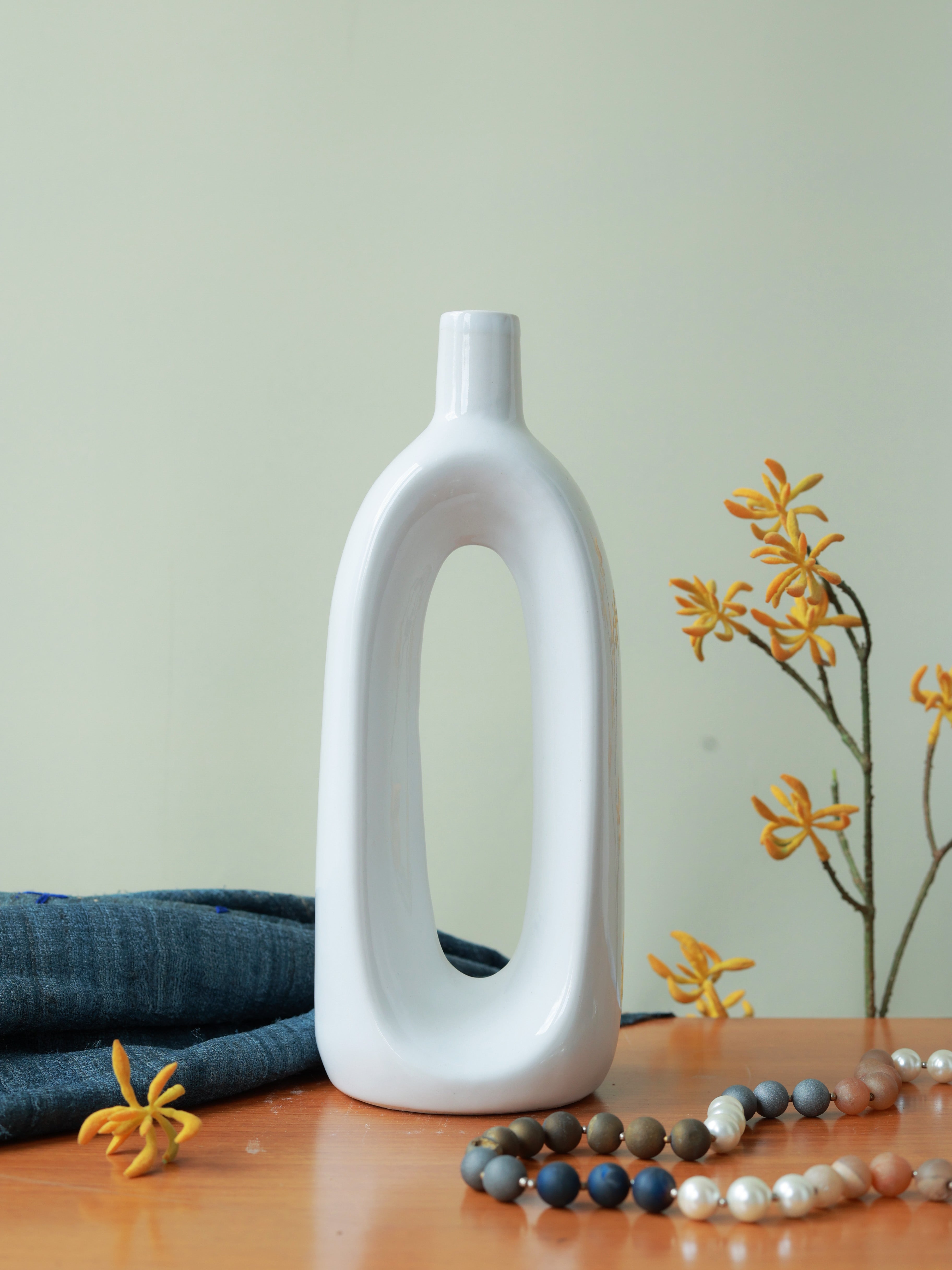 Piharwa Harmony Loop Vase – White