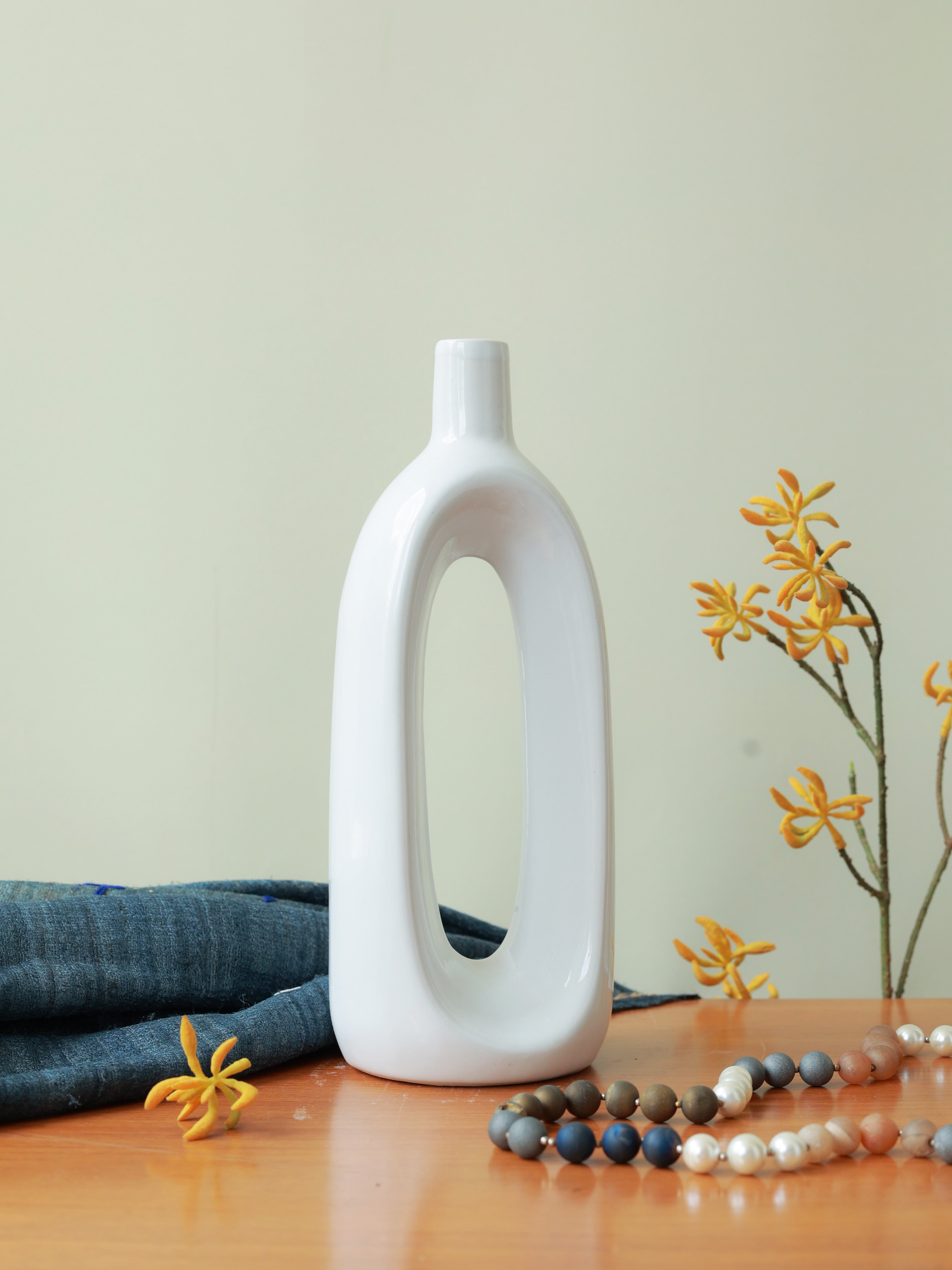 Piharwa Harmony Loop Vase – White