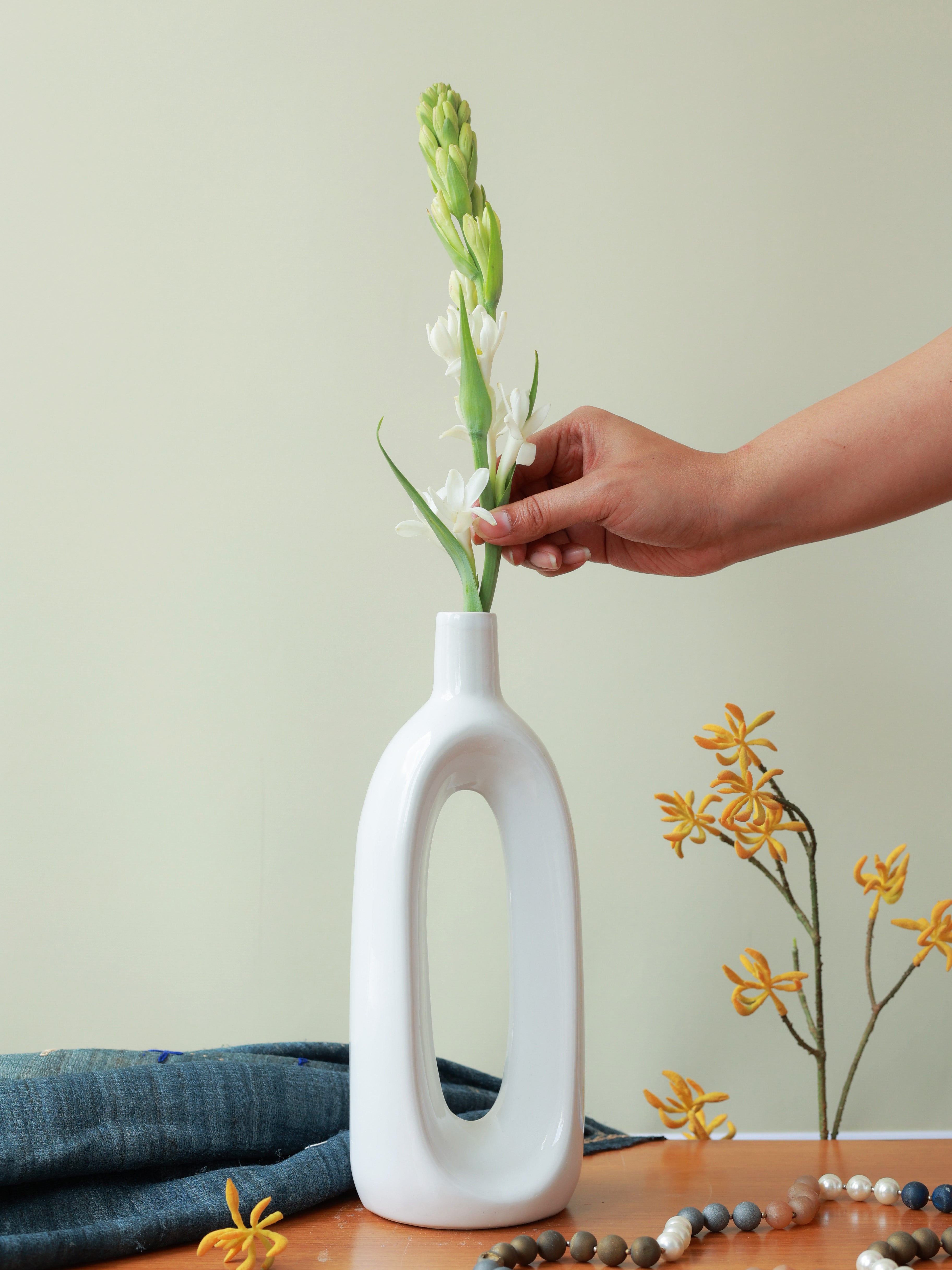 Piharwa Harmony Loop Vase – White