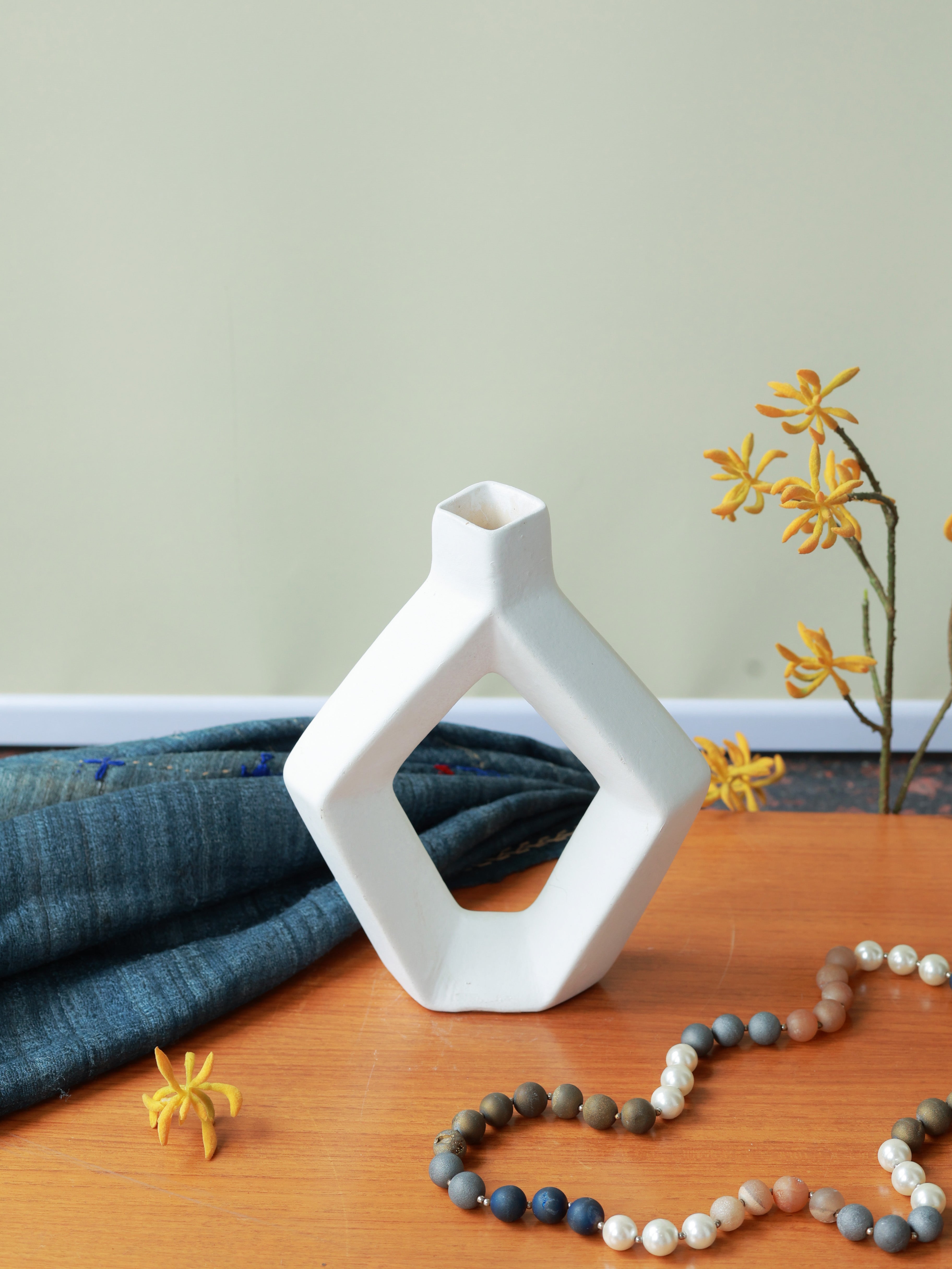 Piharwa Minimal Geometric Vase - White