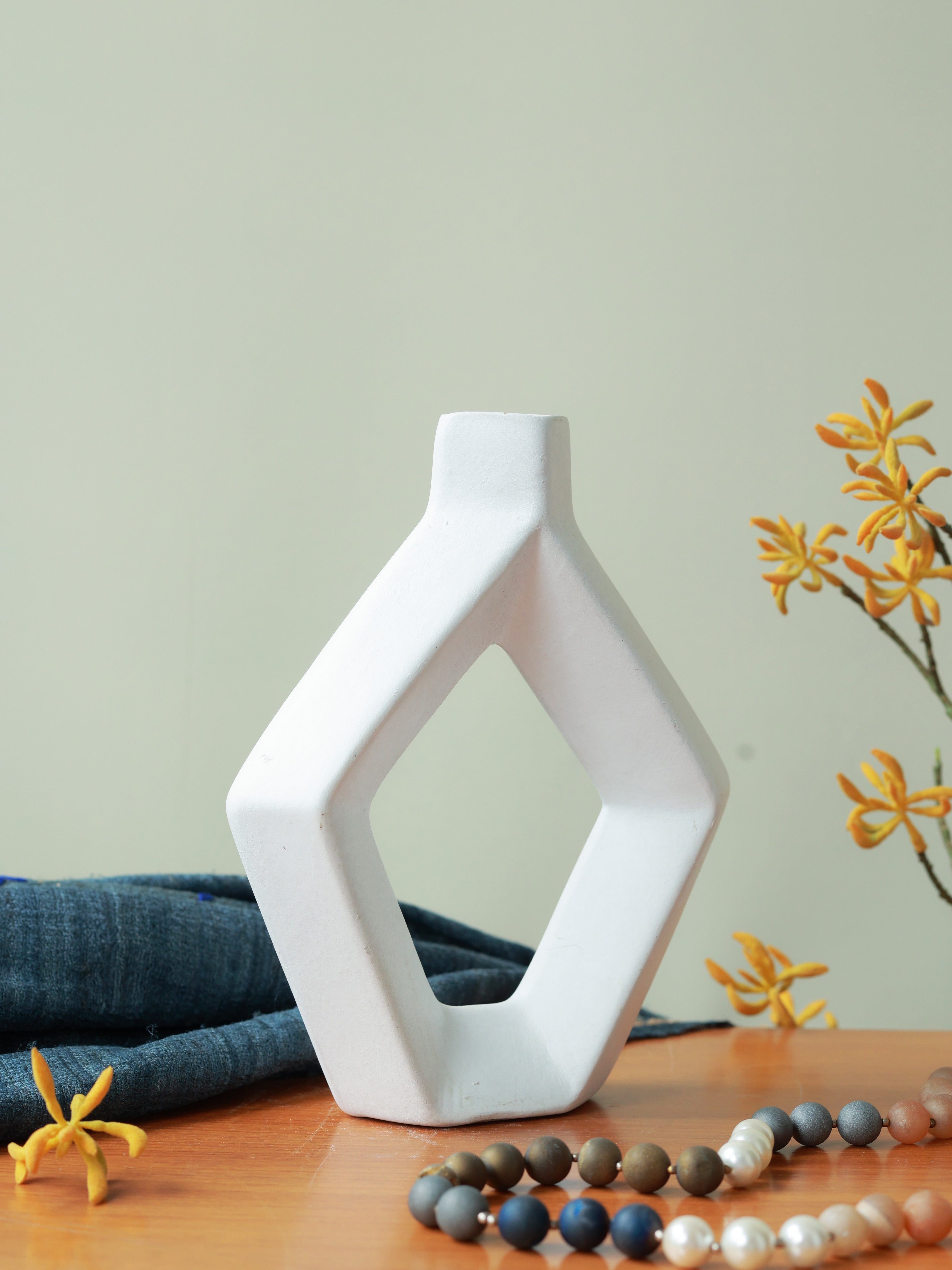 Piharwa Minimal Geometric Vase - White