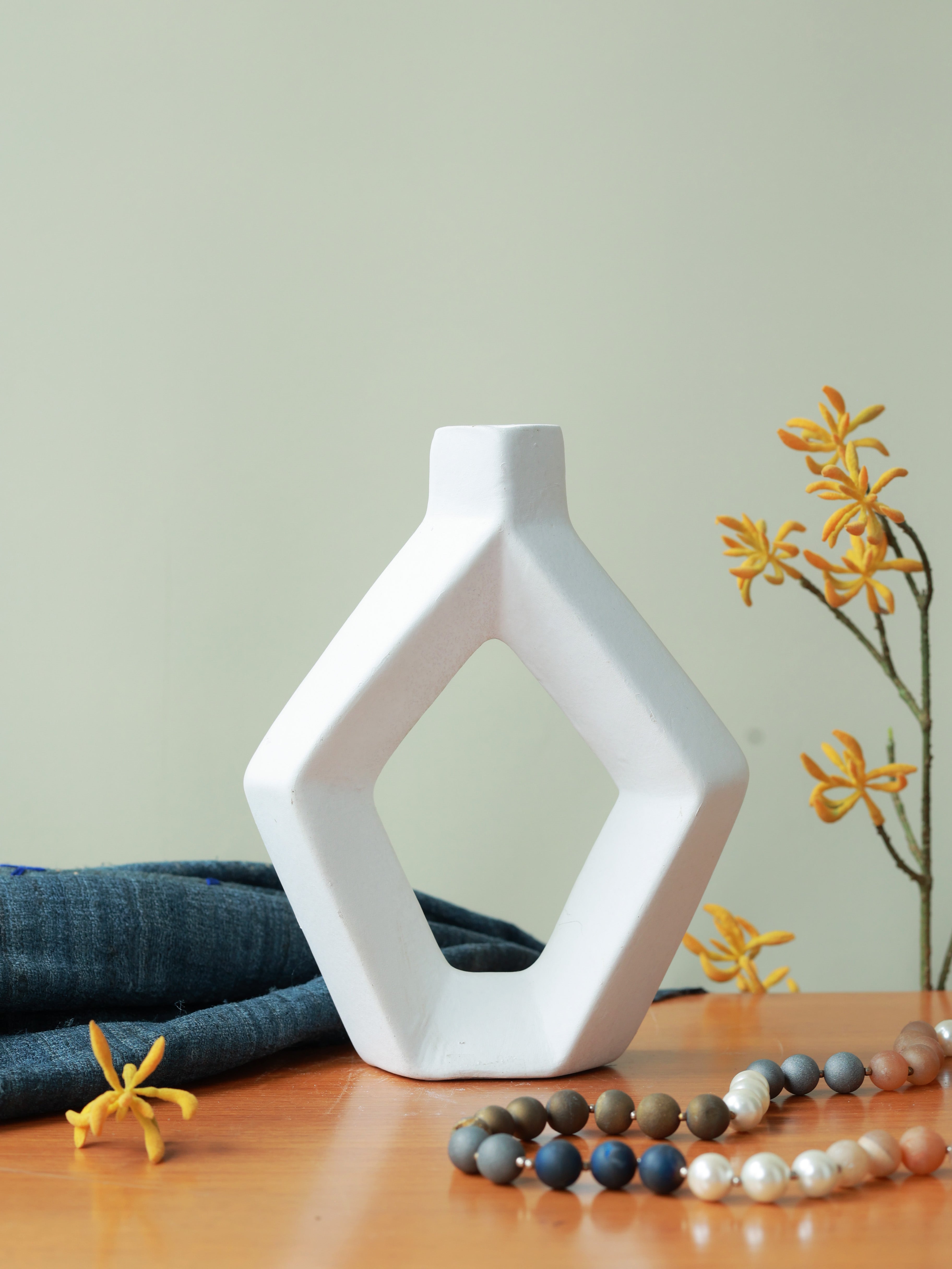 Piharwa Minimal Geometric Vase - White