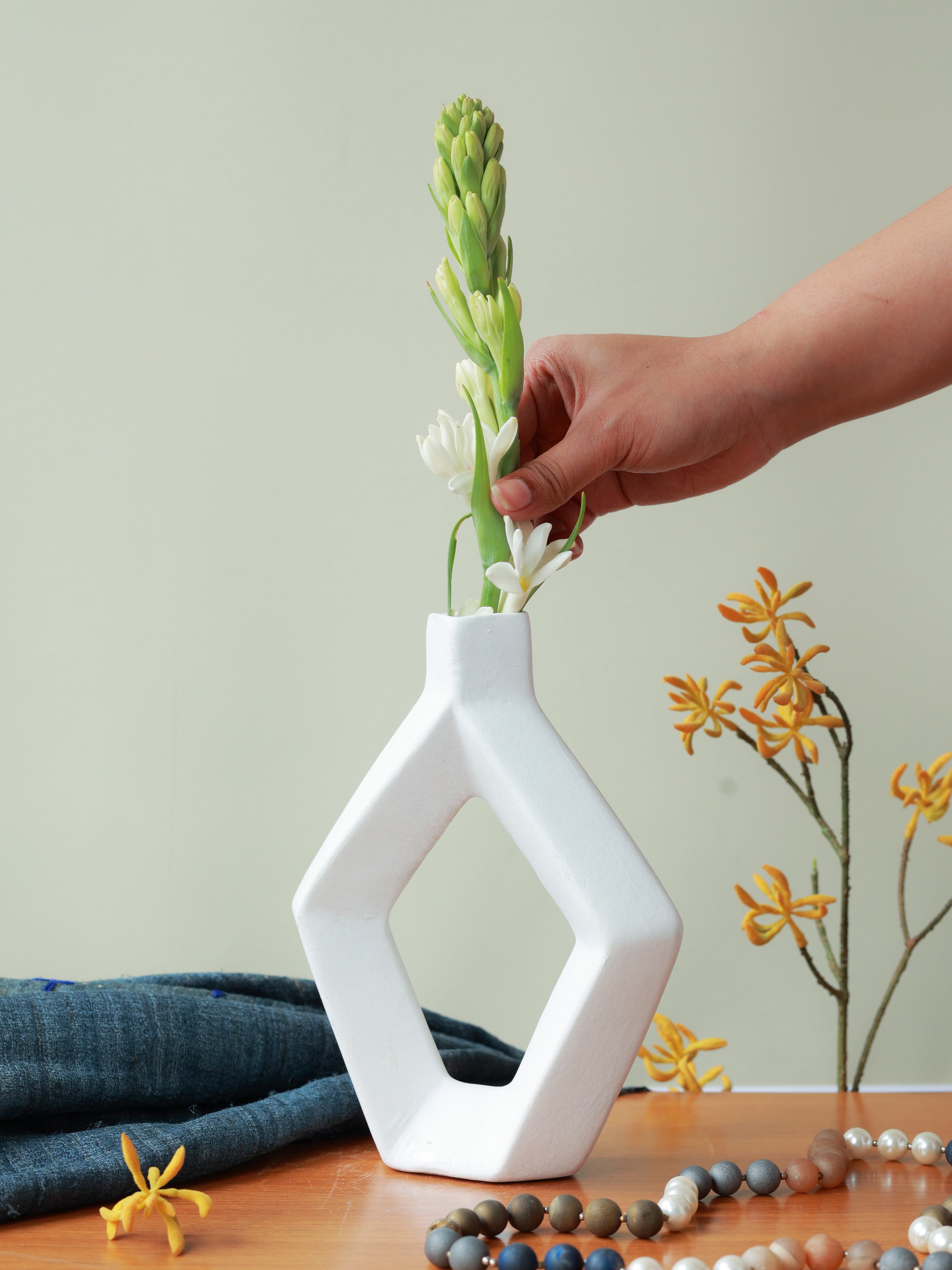 Piharwa Minimal Geometric Vase - White
