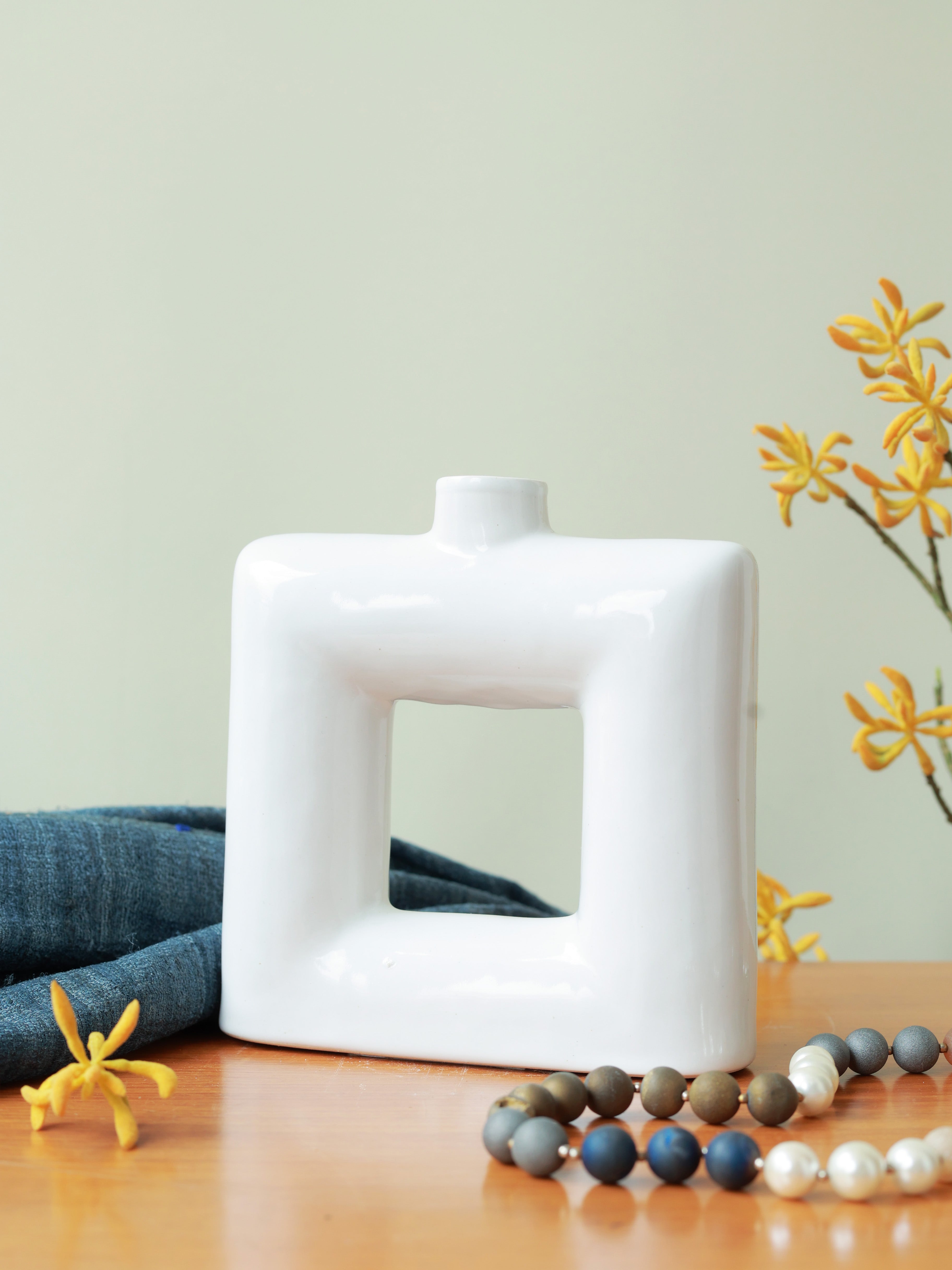 Piharwa Open Frame Vase – White