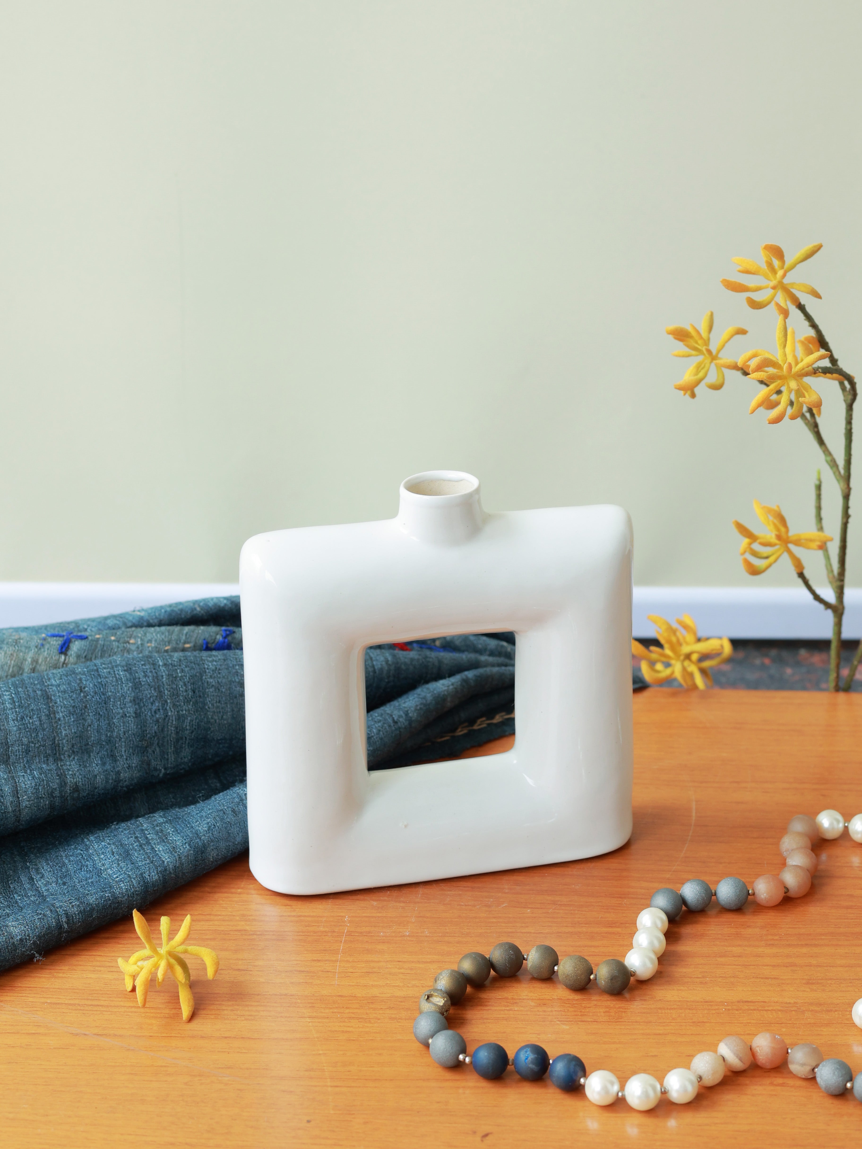 Piharwa Open Frame Vase – White