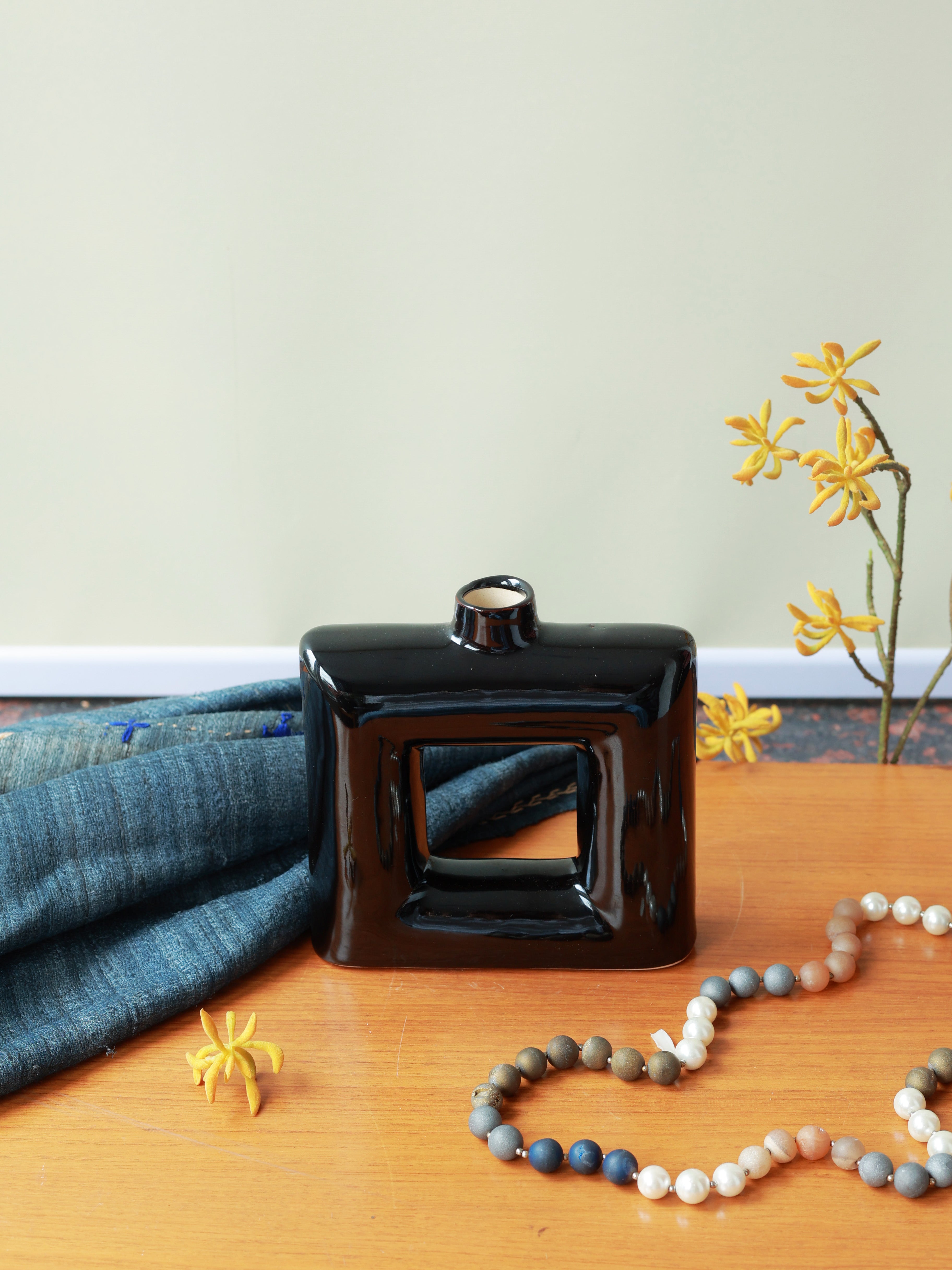Piharwa Open Frame Vase – Black