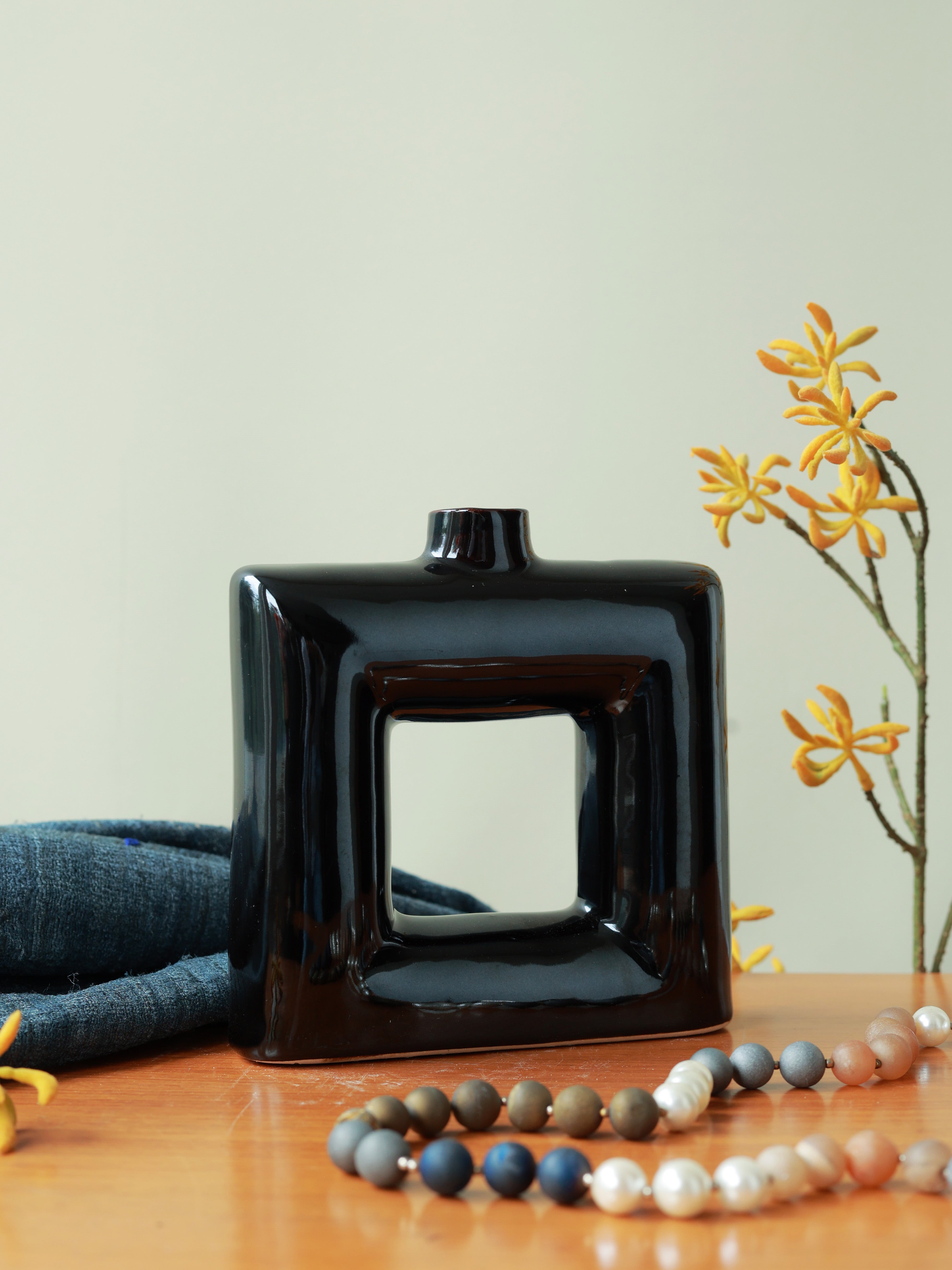 Piharwa Open Frame Vase – Black