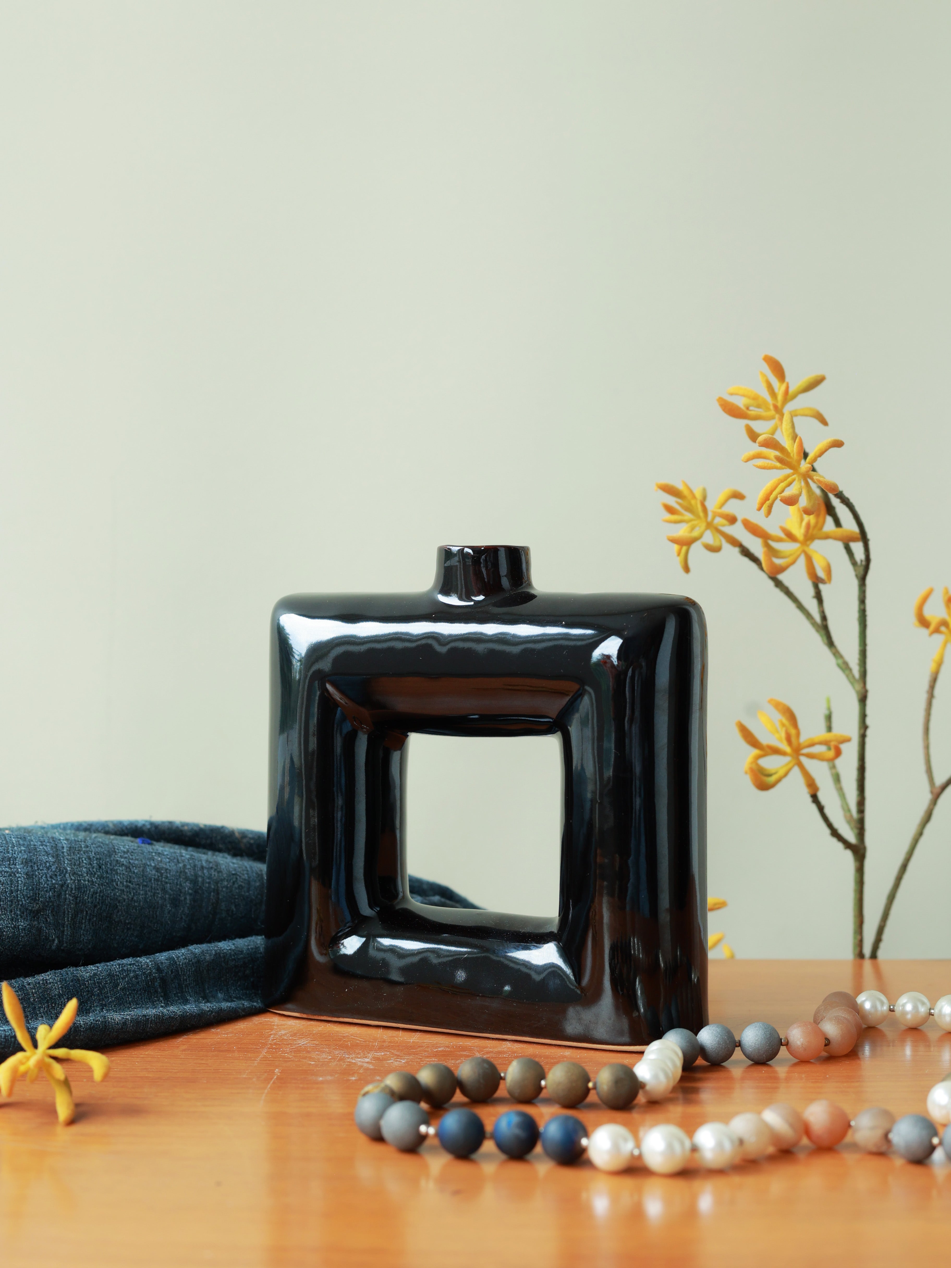 Piharwa Open Frame Vase – Black