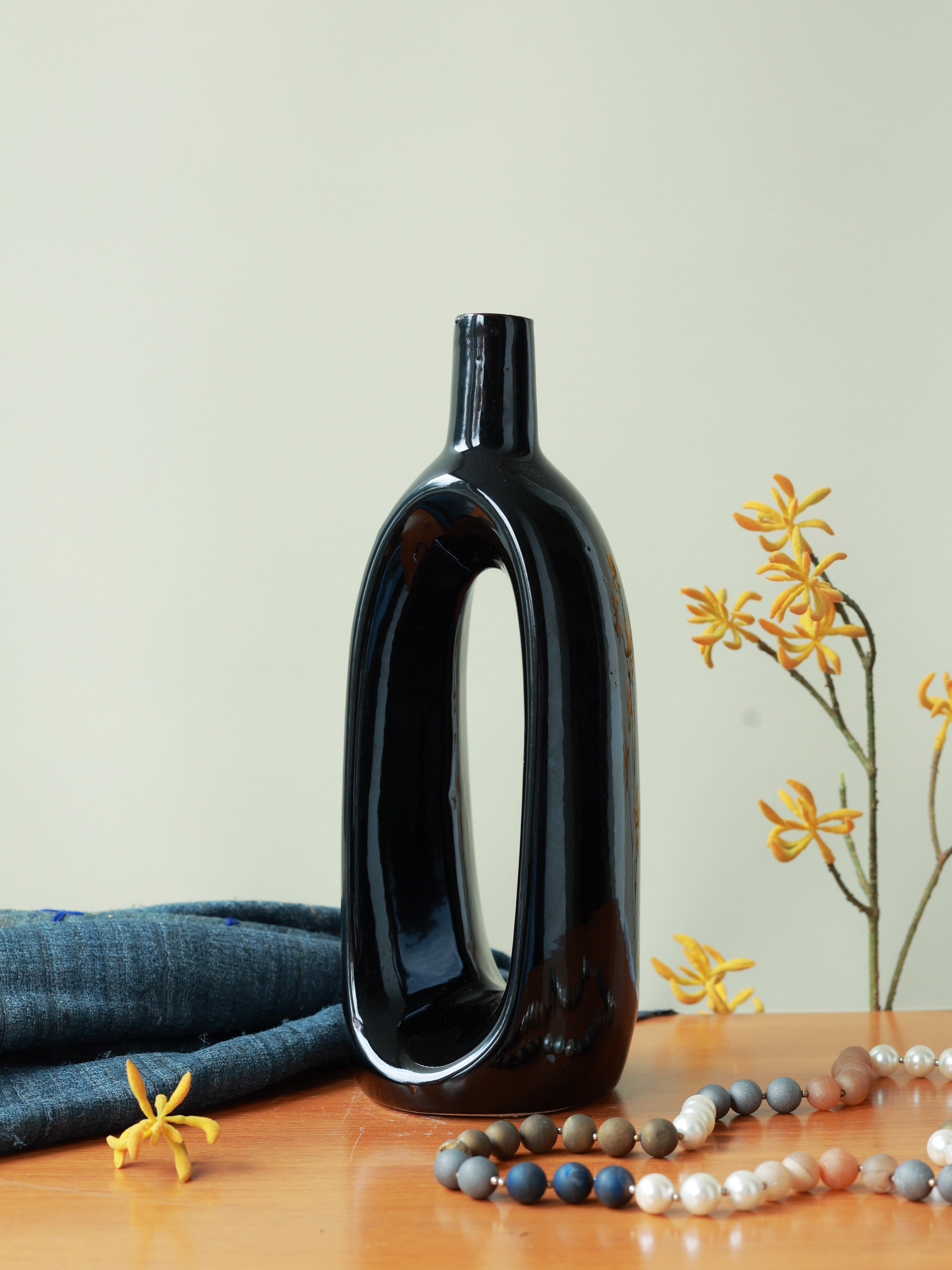 Piharwa Harmony Loop Vase – Black