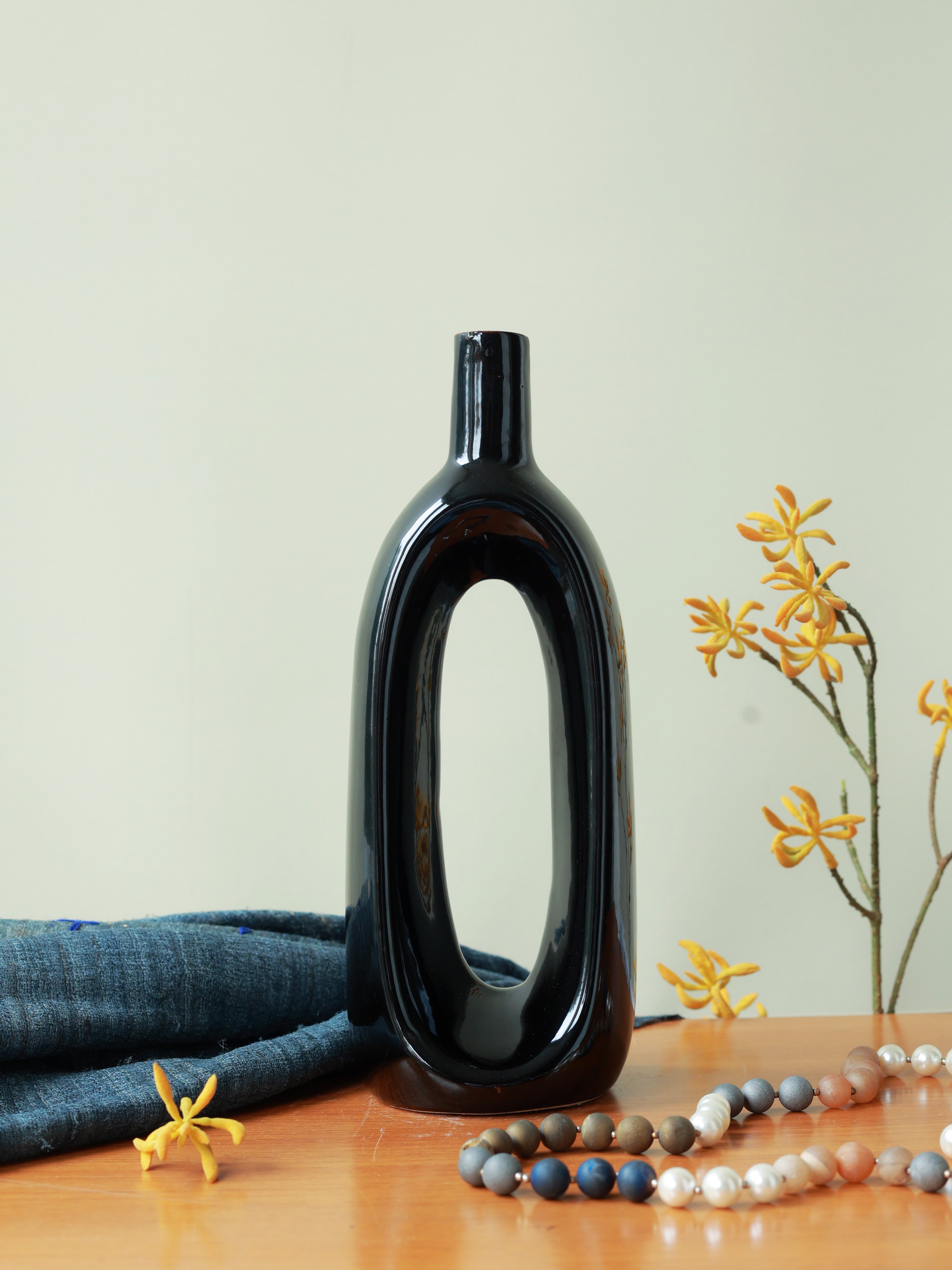 Piharwa Harmony Loop Vase – Black