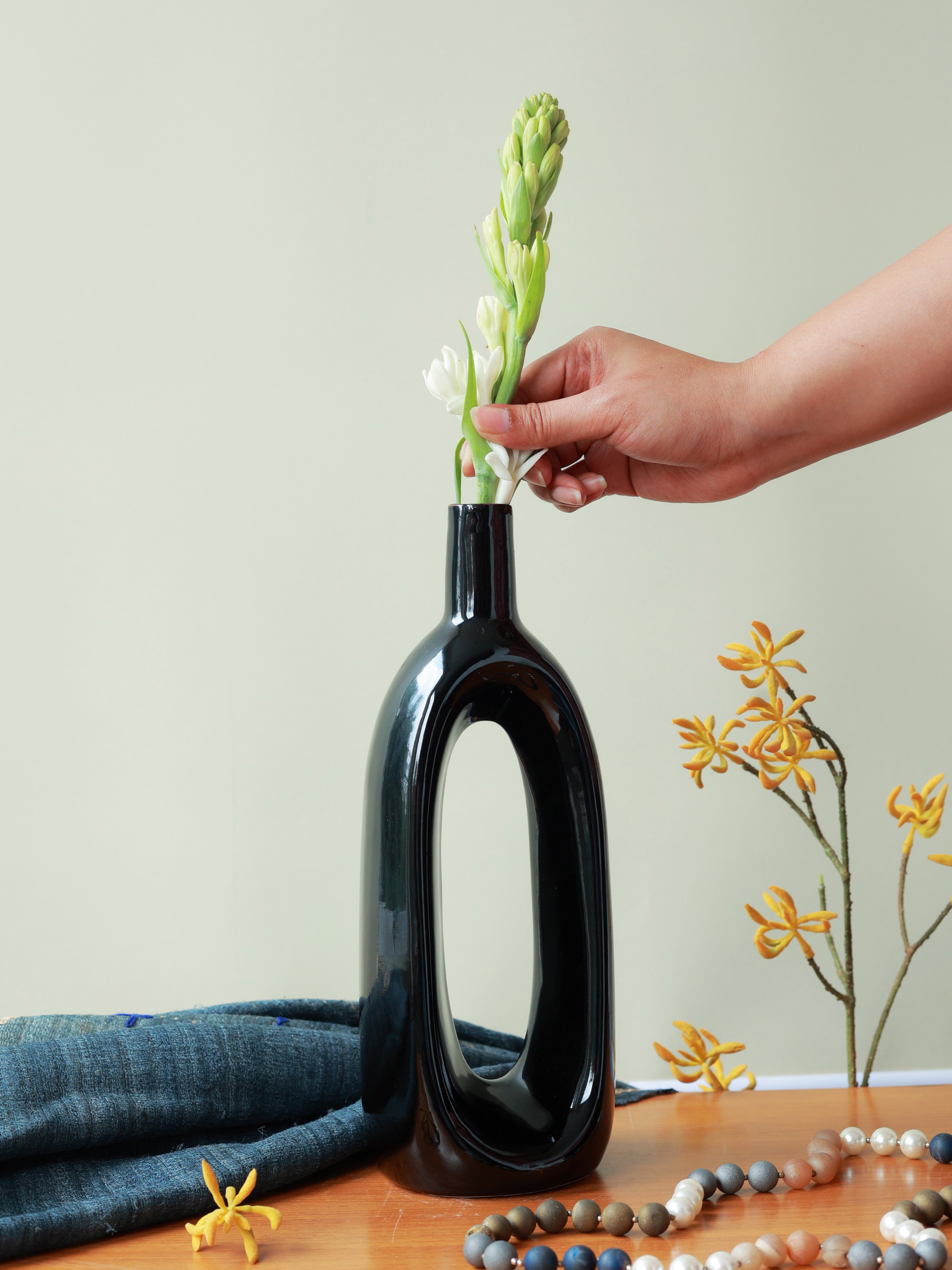 Piharwa Harmony Loop Vase – Black